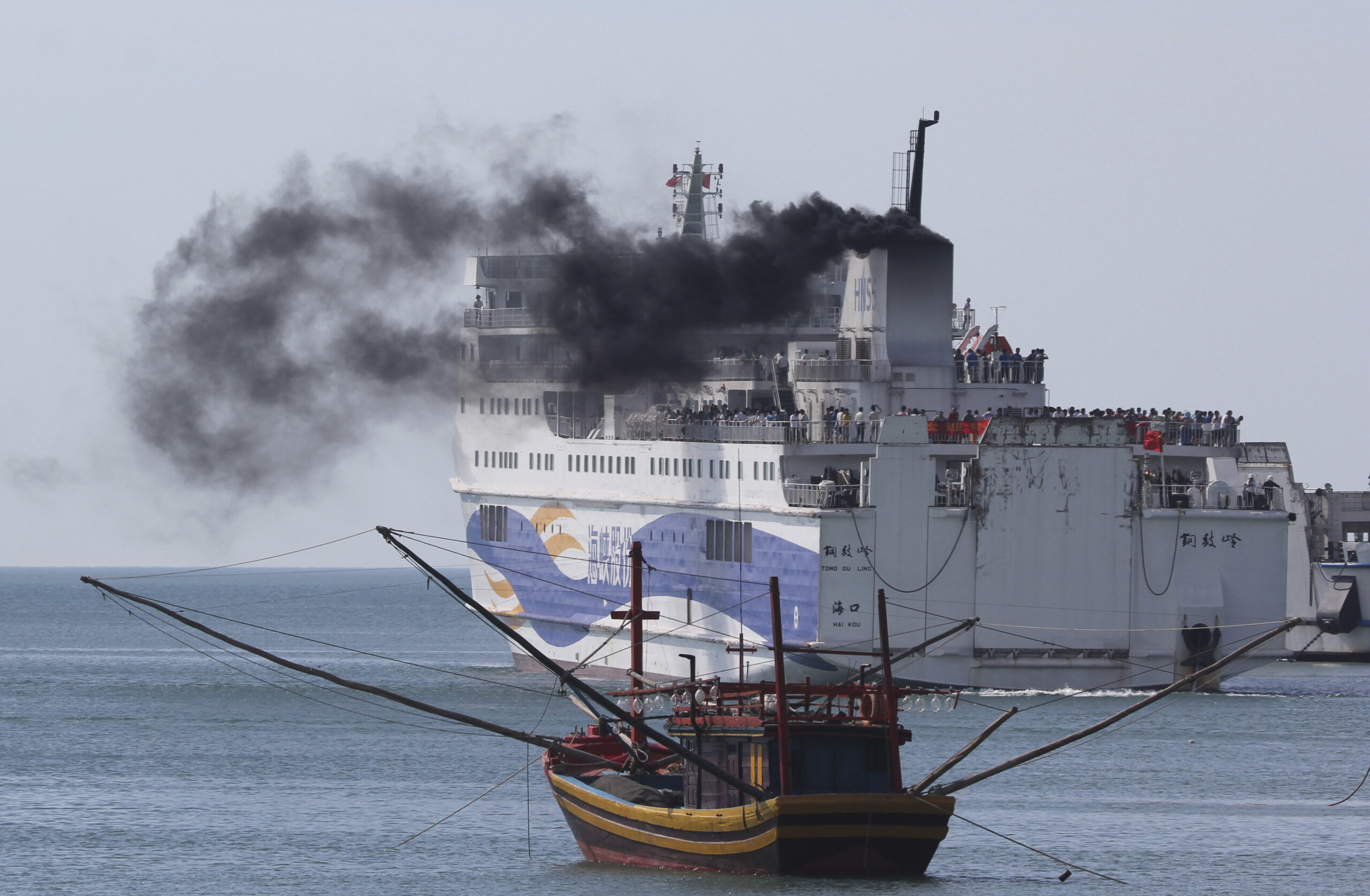 Chinese ships evacuate workers after Vietnam riots