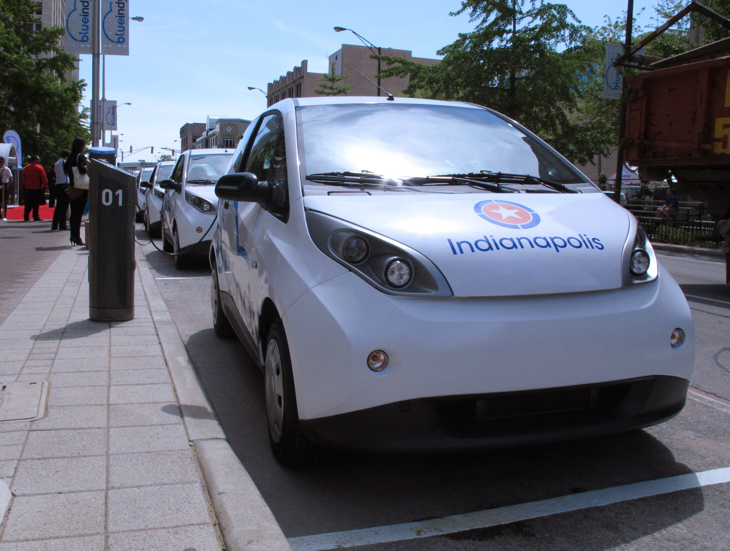 Bollore unveils Indianapolis electric car station