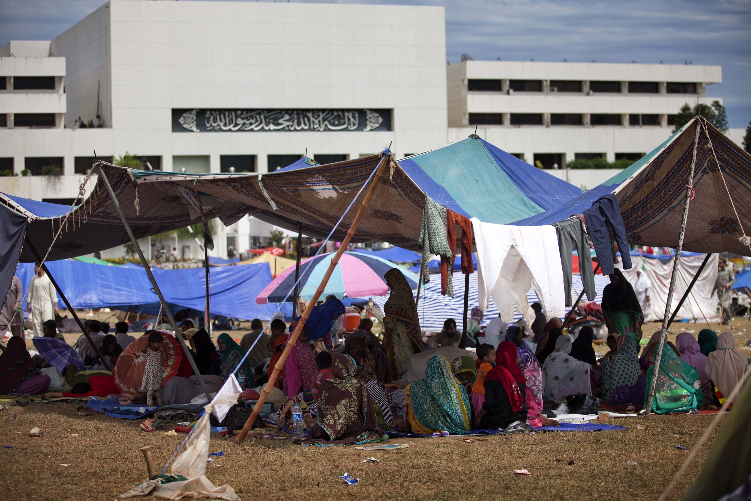 Pakistan lawmakers back premier amid mass protests