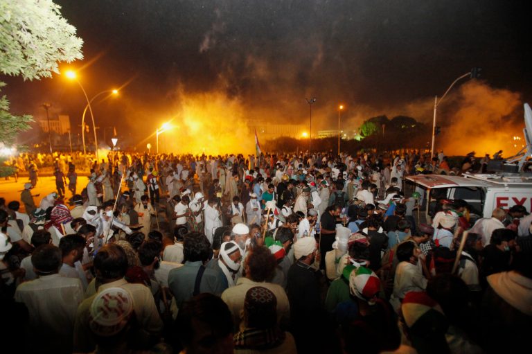 Pakistan protesters march on PM’s residence