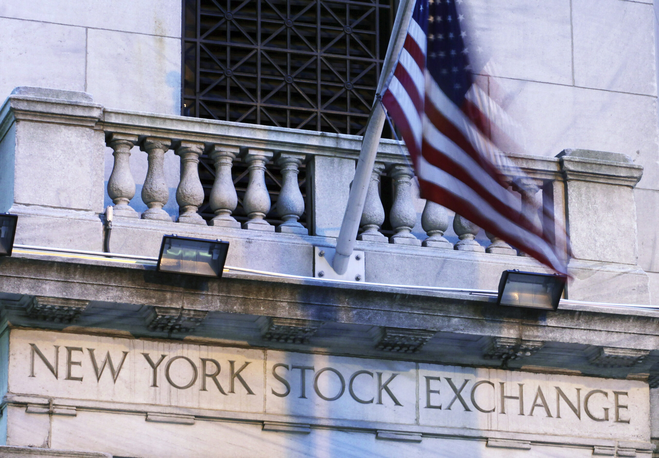 US stocks stall in late afternoon amid earnings