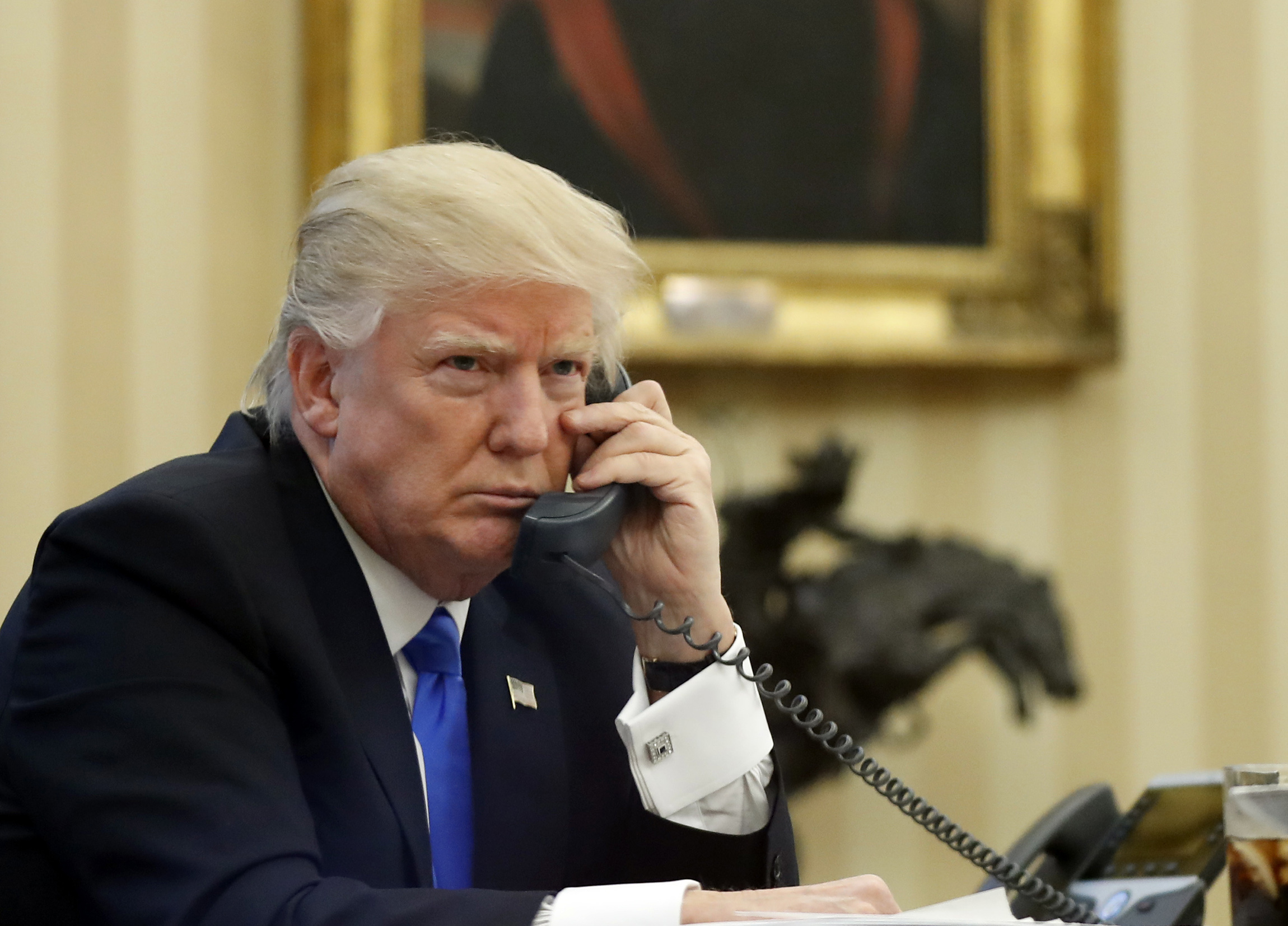 Trump discusses Russia with Ukrainian President Poroshenko
