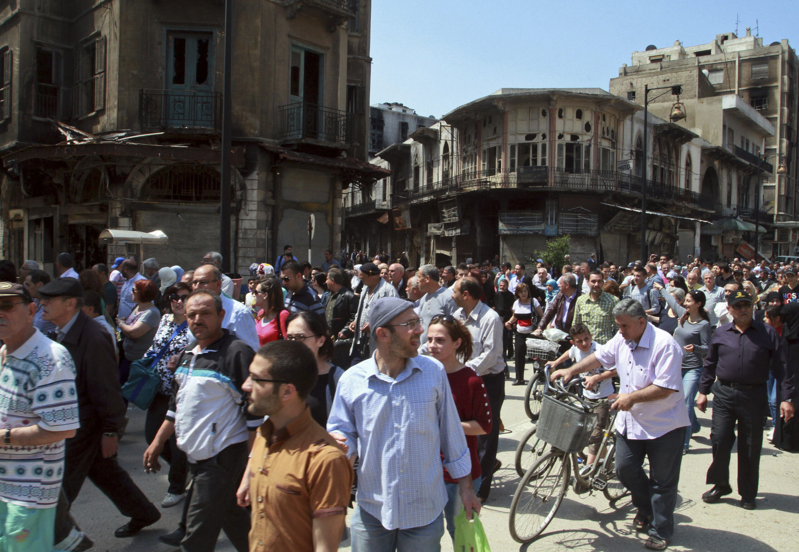 Thousands of Syrians enter Homs after rebels leave