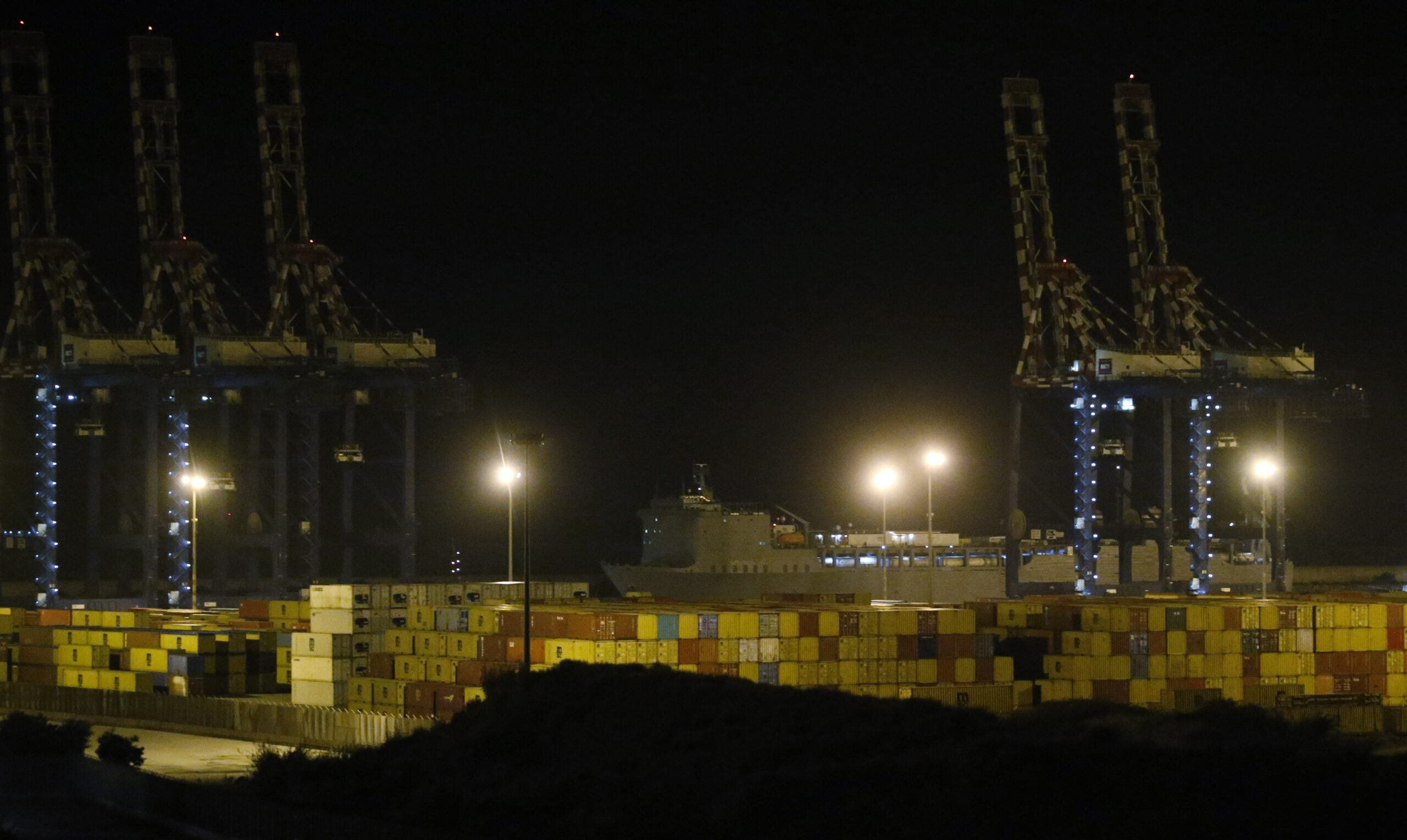 US ship sails off to destroy Syrian weapons at sea