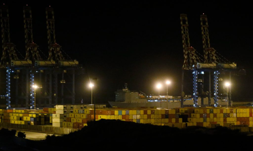US ship sails off to destroy Syrian weapons at sea