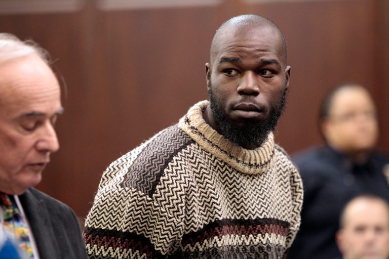   CORRECTS SOURCE - Naeem Davis stands in front of Judge Lynn Kotler during his arraignment on murder charges Wednesday, Dec. 5, 2012, in New York. Davis was arrested Tuesday in the death of 58-year-old New York city subway rider Ki-Suck Han, who was shoved onto the tracks. (AP Photo/New York Post, William C. Lopez, Pool)  