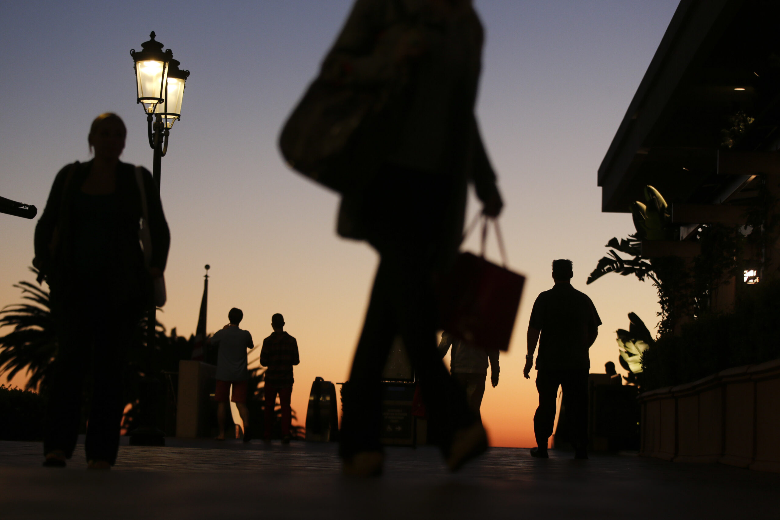Mood muted during last holiday shopping weekend