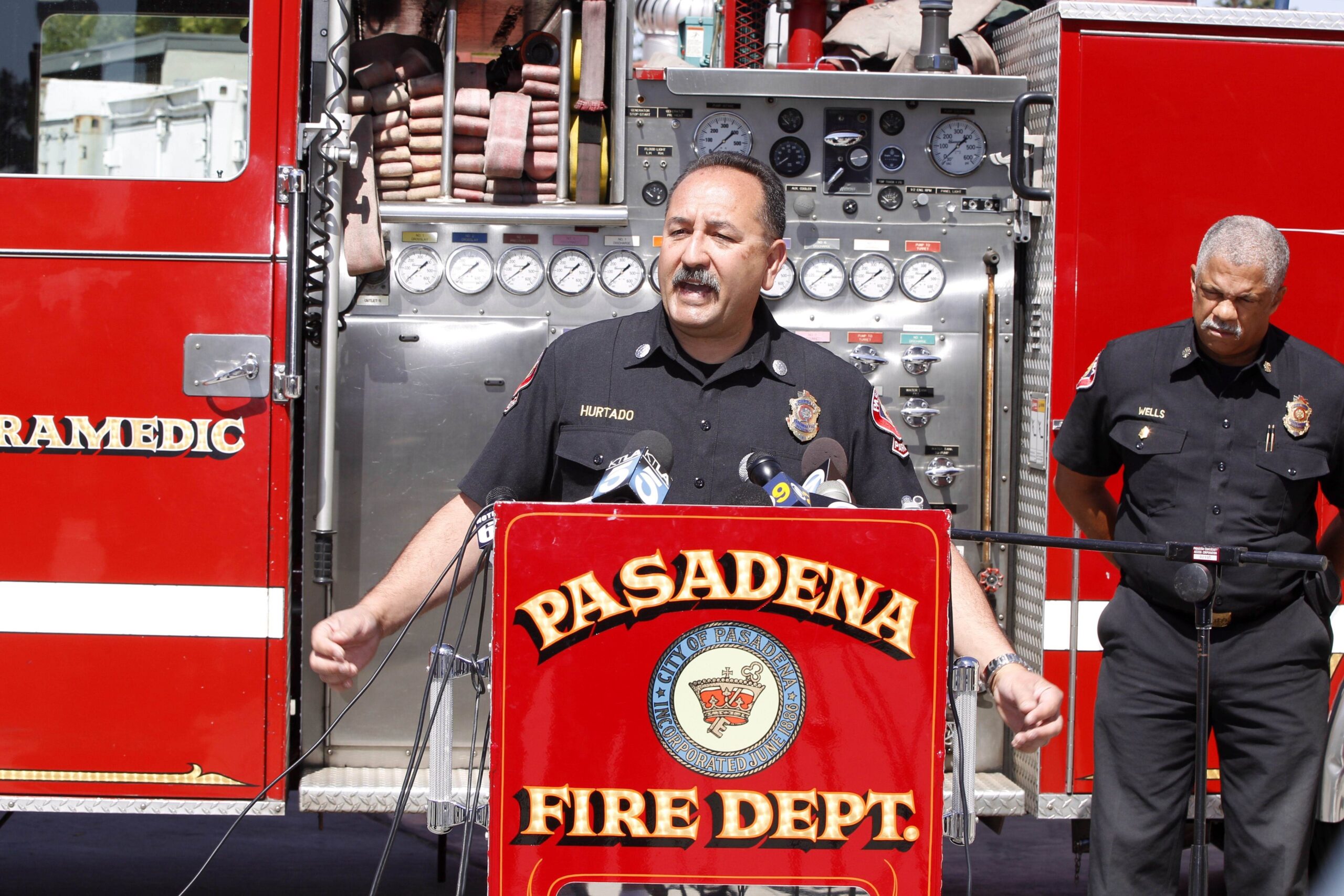 Off-duty paramedic rescues man who sawed arms