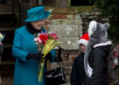 Queen delivers 1st Christmas message in 3D