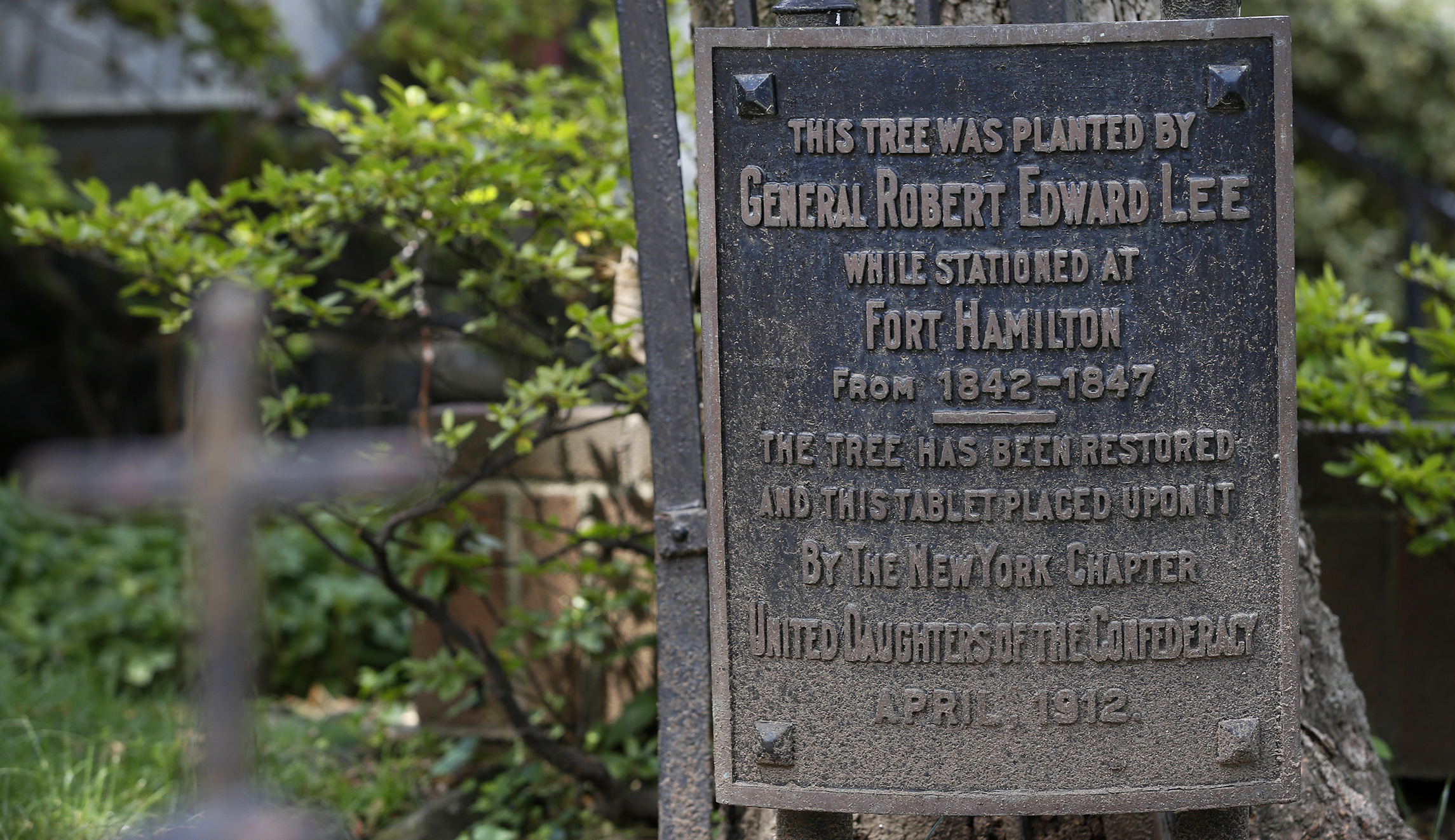 Army refuses to scrub Confederate names from Brooklyn base