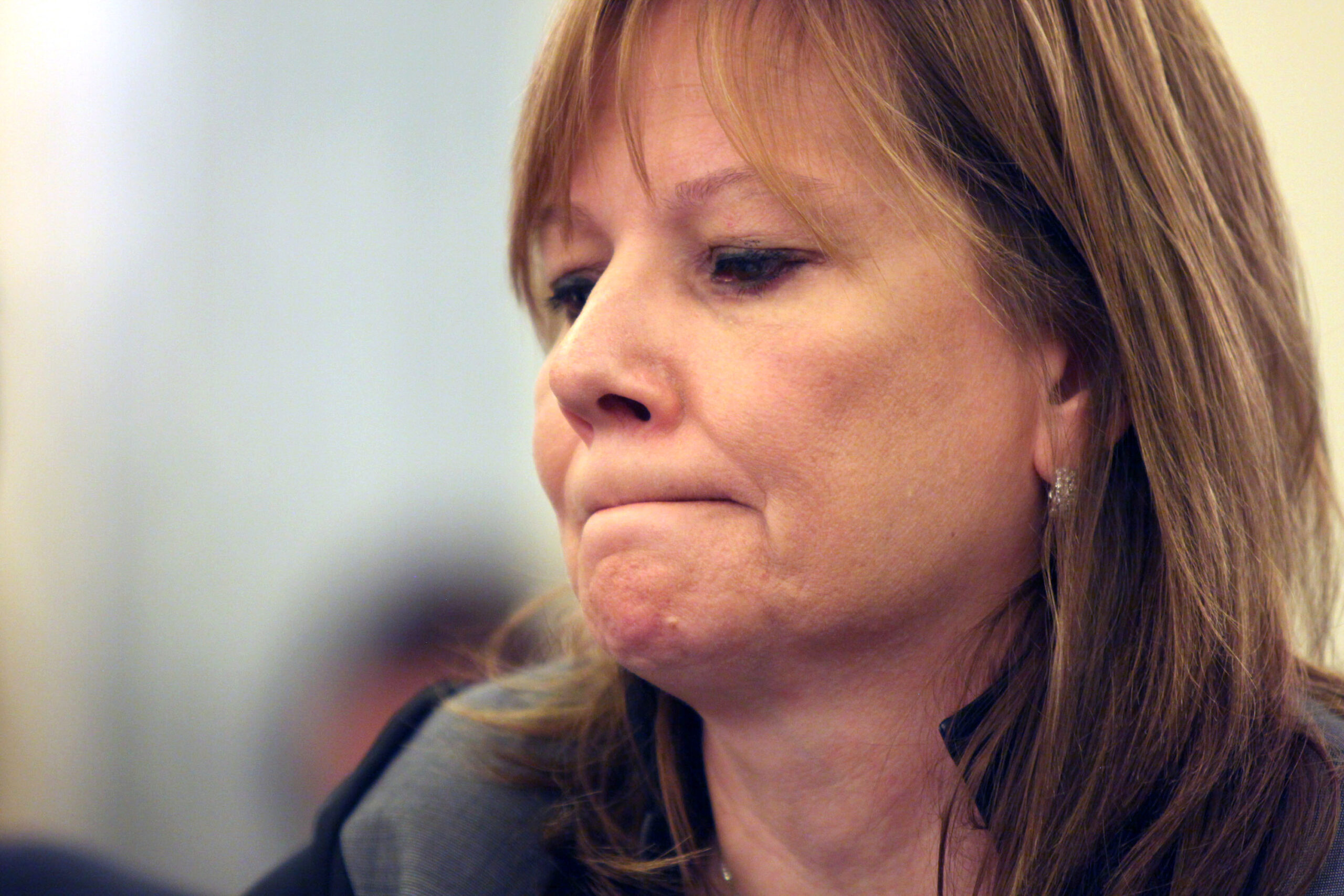 Senators call on GM CEO to fire top lawyer