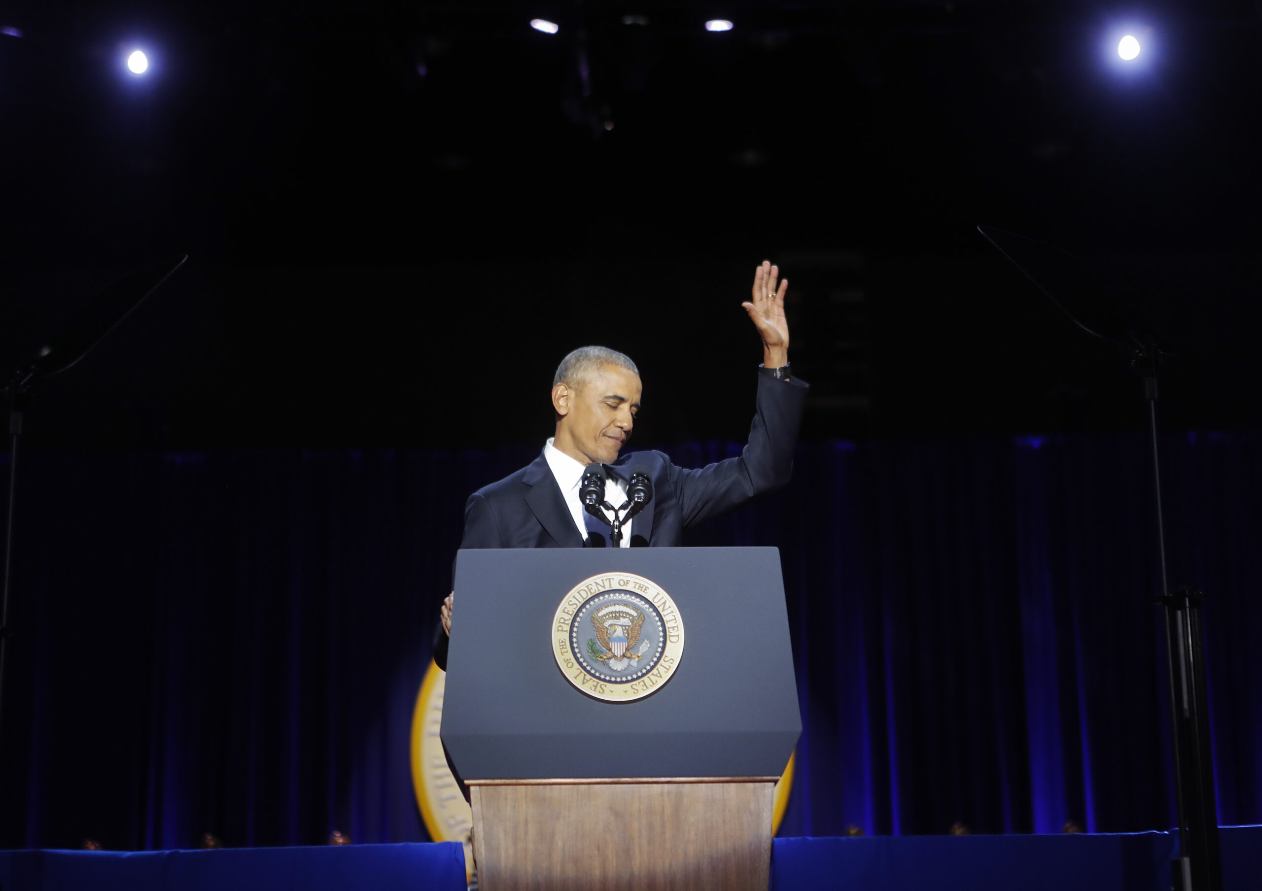 Cheers, tears greet Obama’s last weekend in White House