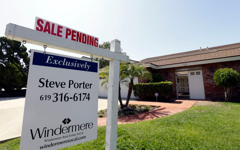   FILE - In this Wednesday, Aug. 14, 2013, file photo, a home is for sale in San Diego. Freddie Mac reports on mortgage rates for the second week of Sepetmber on Thursday, Sept. 12, 2013. (AP Photo/Gregory Bull, File)  