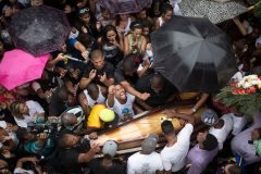 Residents of conflictive Rio slum stage protest