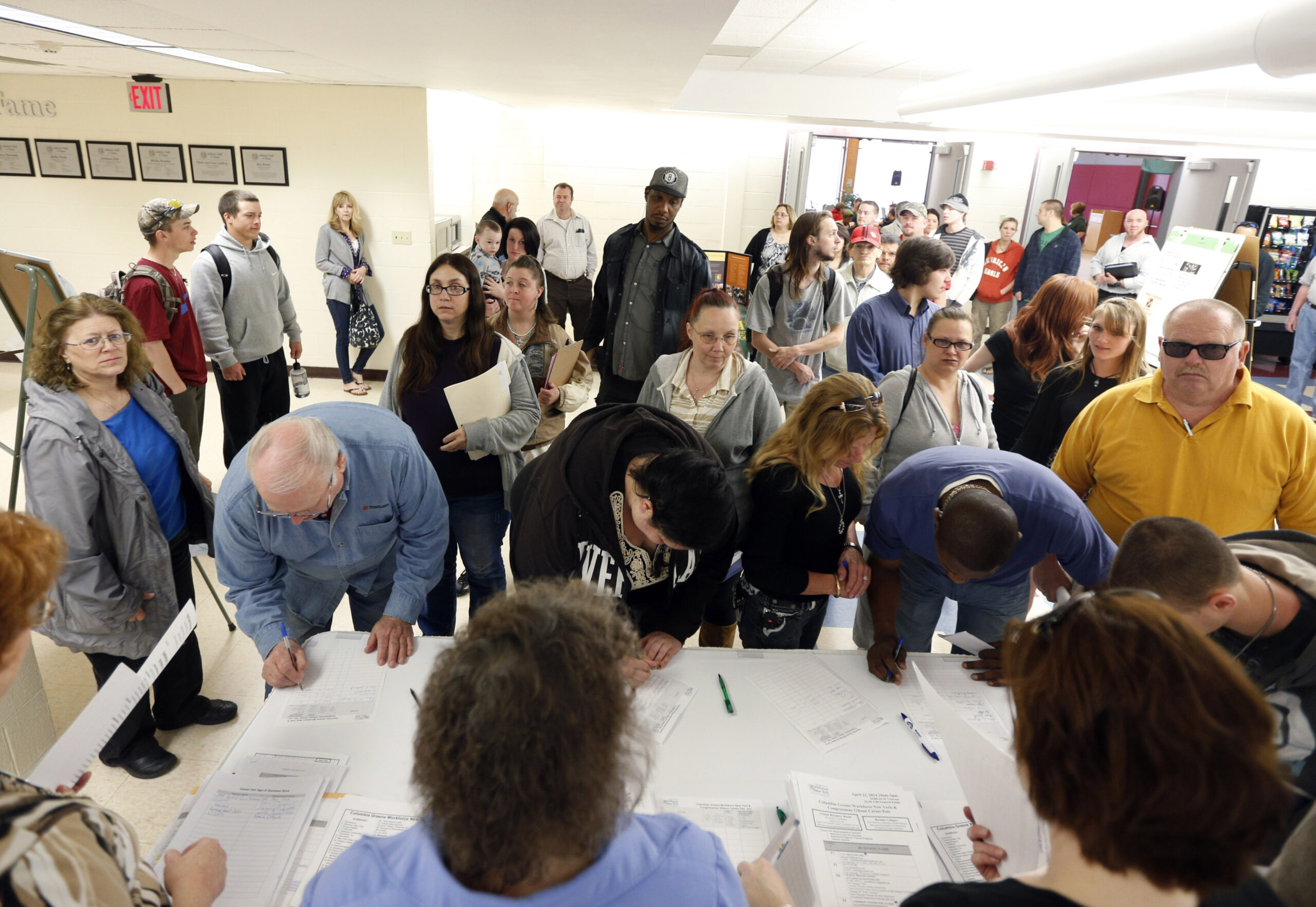 Applications for unemployment benefits rise 14K