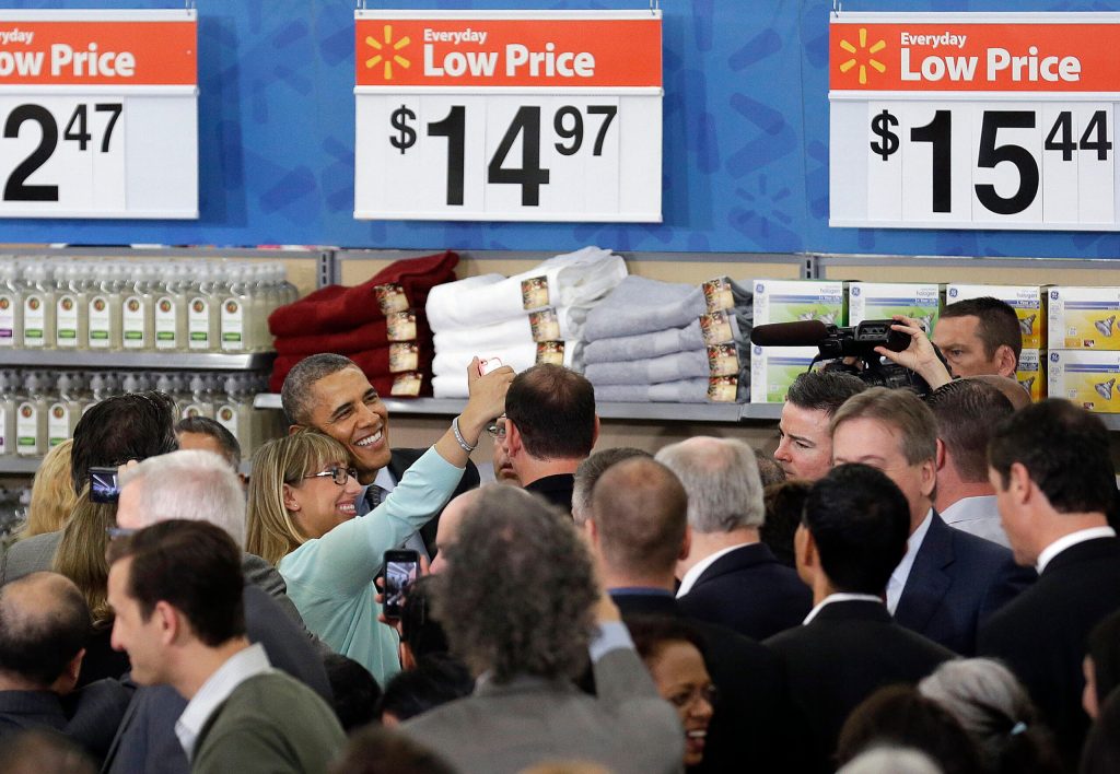 At Wal-Mart, Obama praises steps on solar power