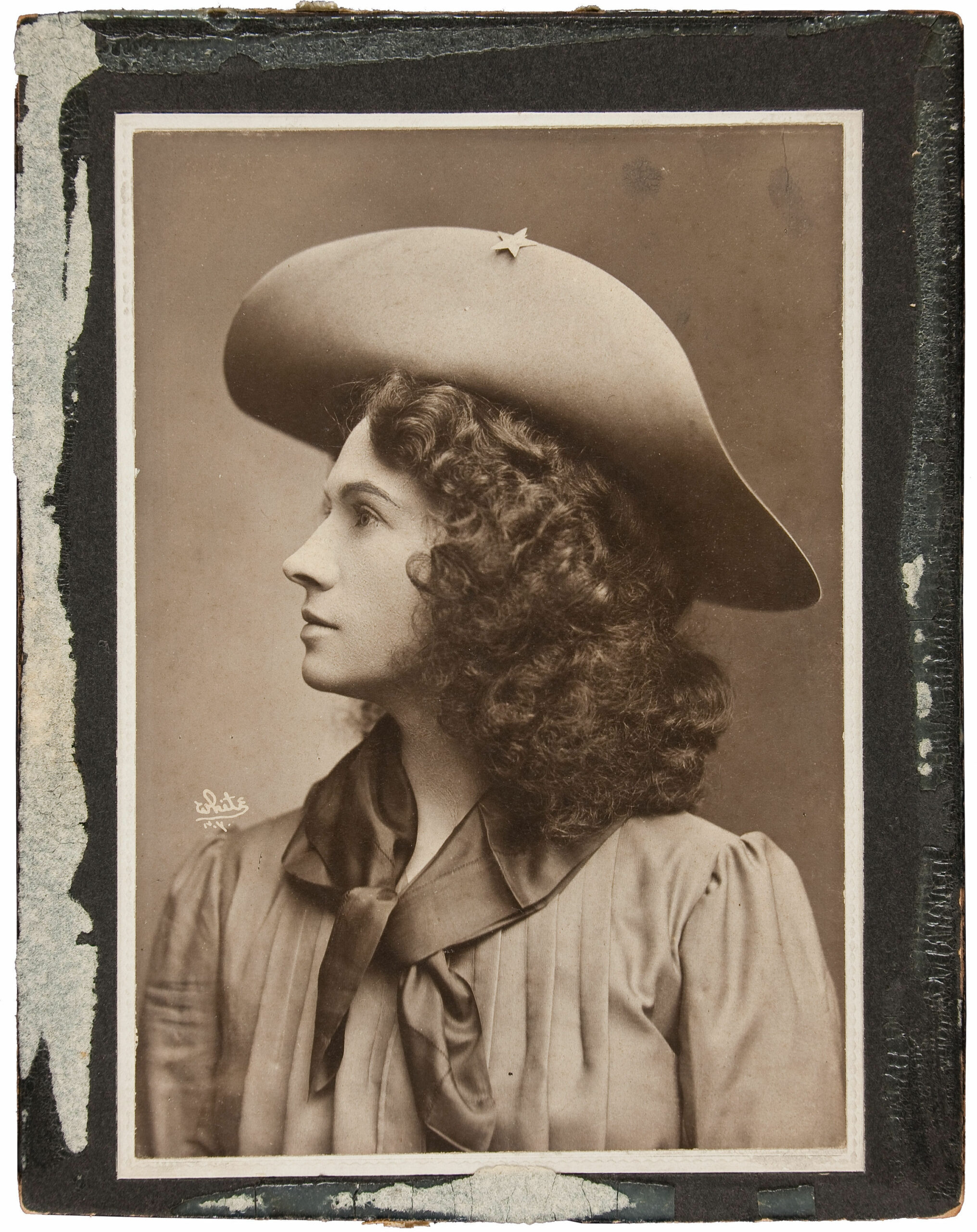 Annie Oakley’s gun fetches $143,400 at auction