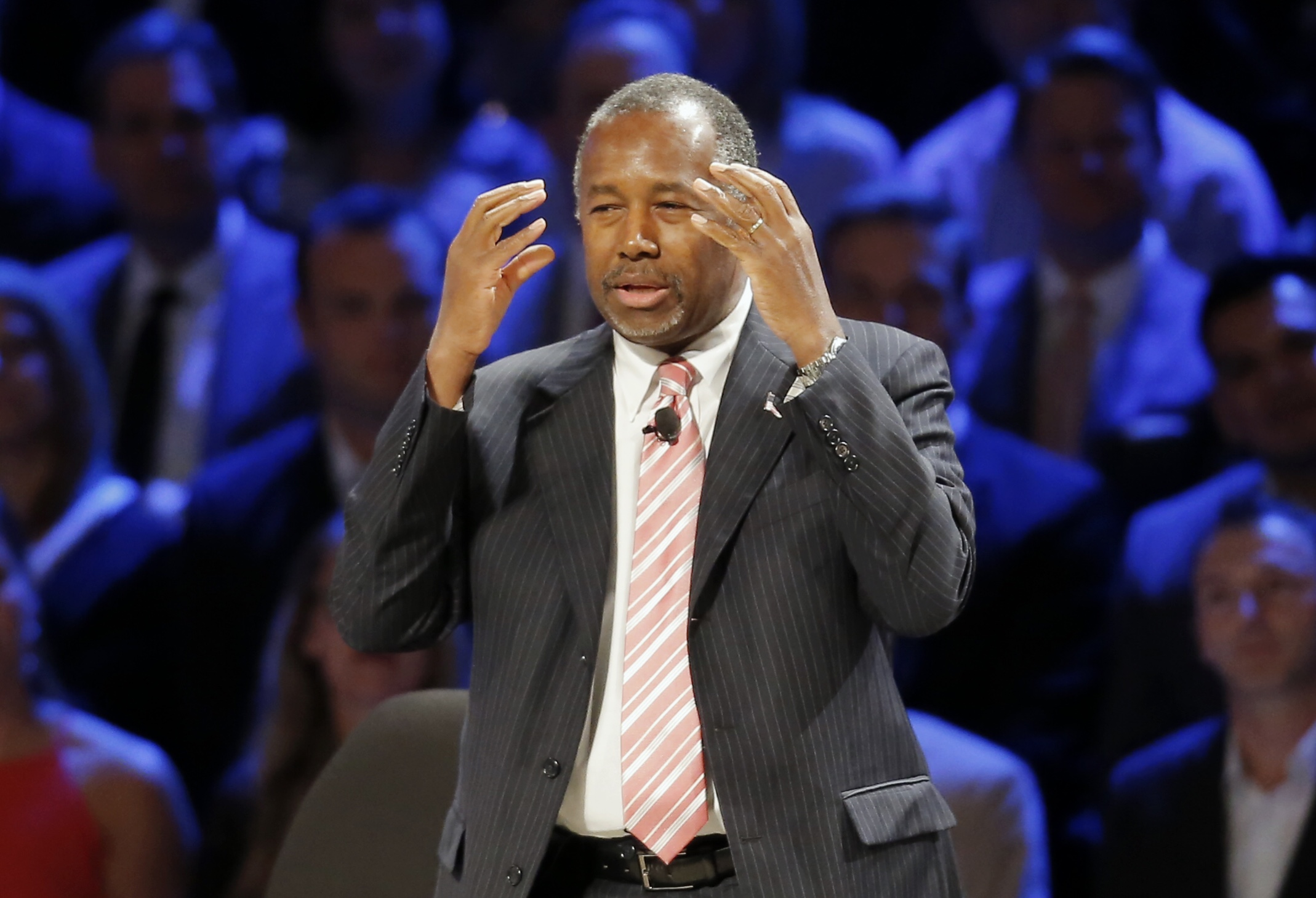 Carson beats Clinton in Iowa fundraising