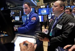 US stocks rally on Fed minutes, earnings news