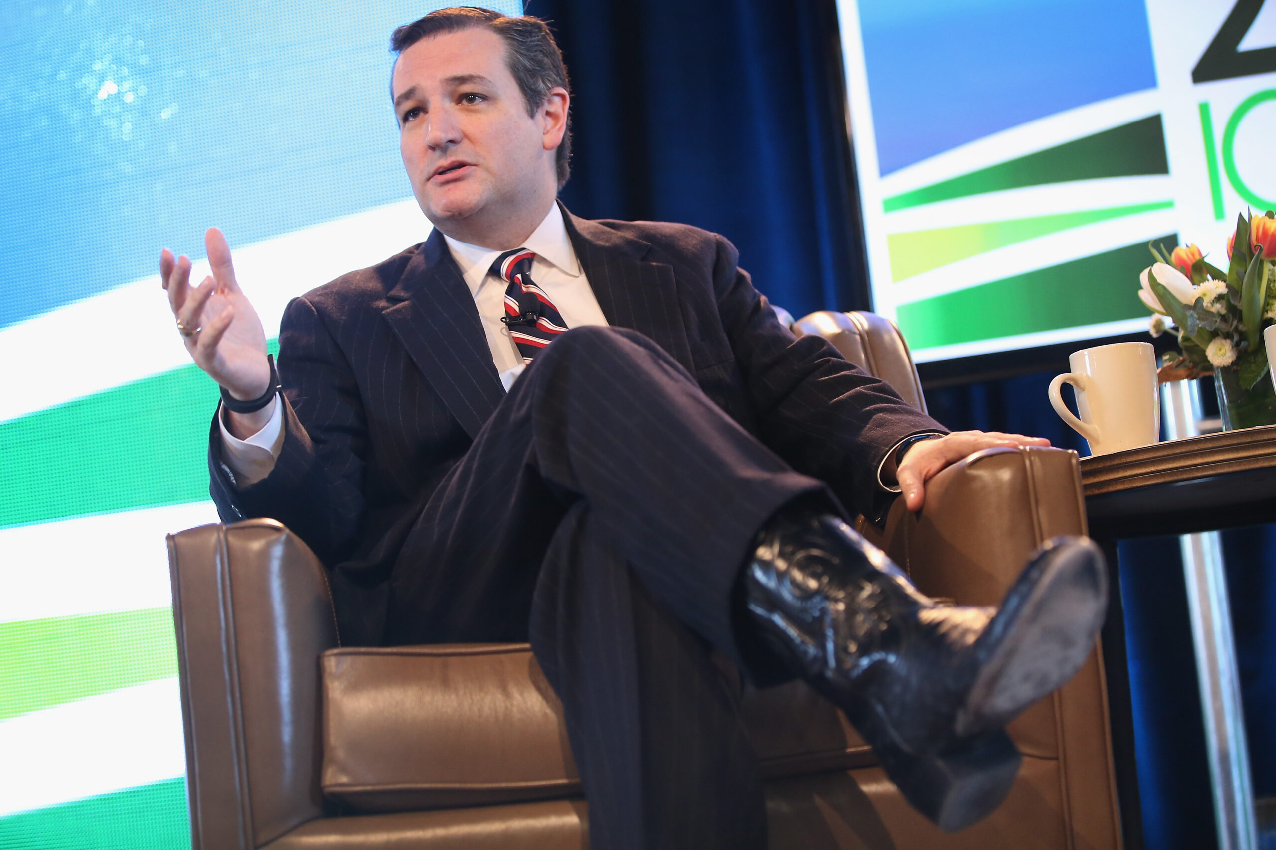 Cruz boasts leadership credentials, slams Obama’s