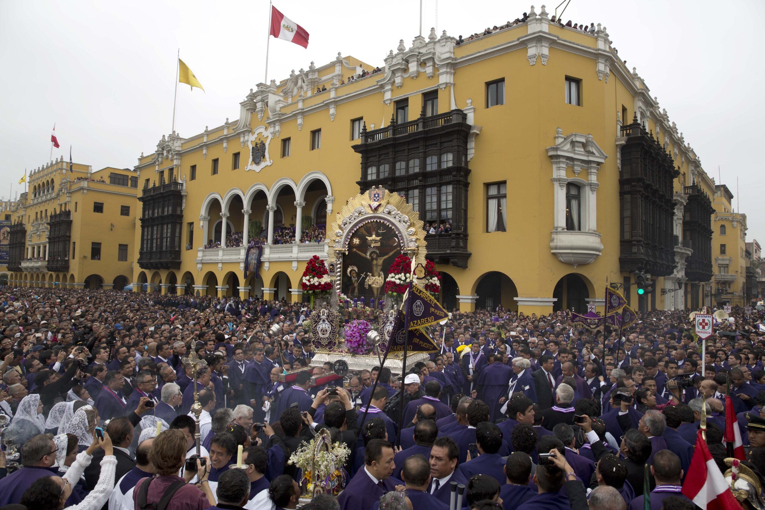 AP PHOTOS: Catholics venerate Lima’s patron saint