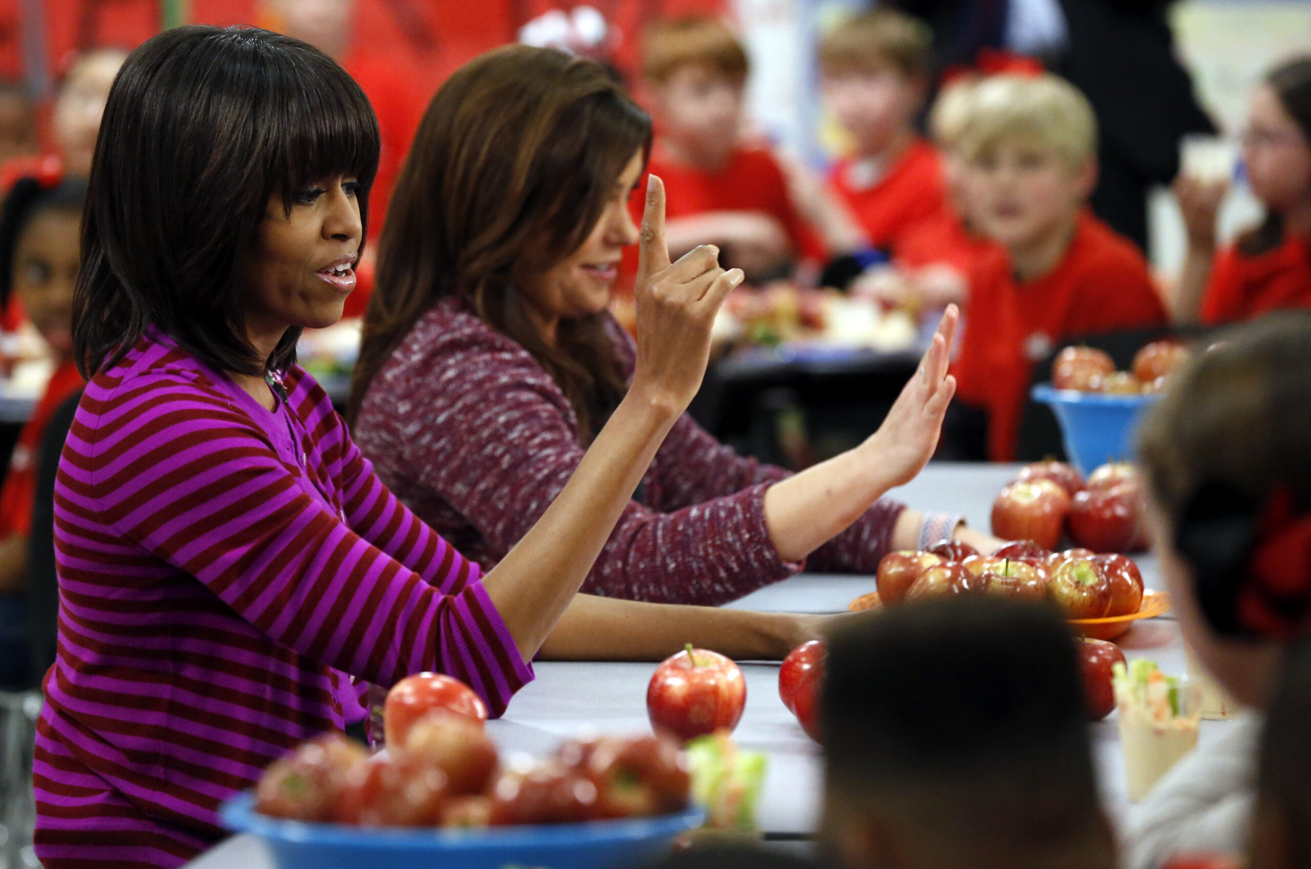 Michelle Obama pushes ban on marketing junk food in schools