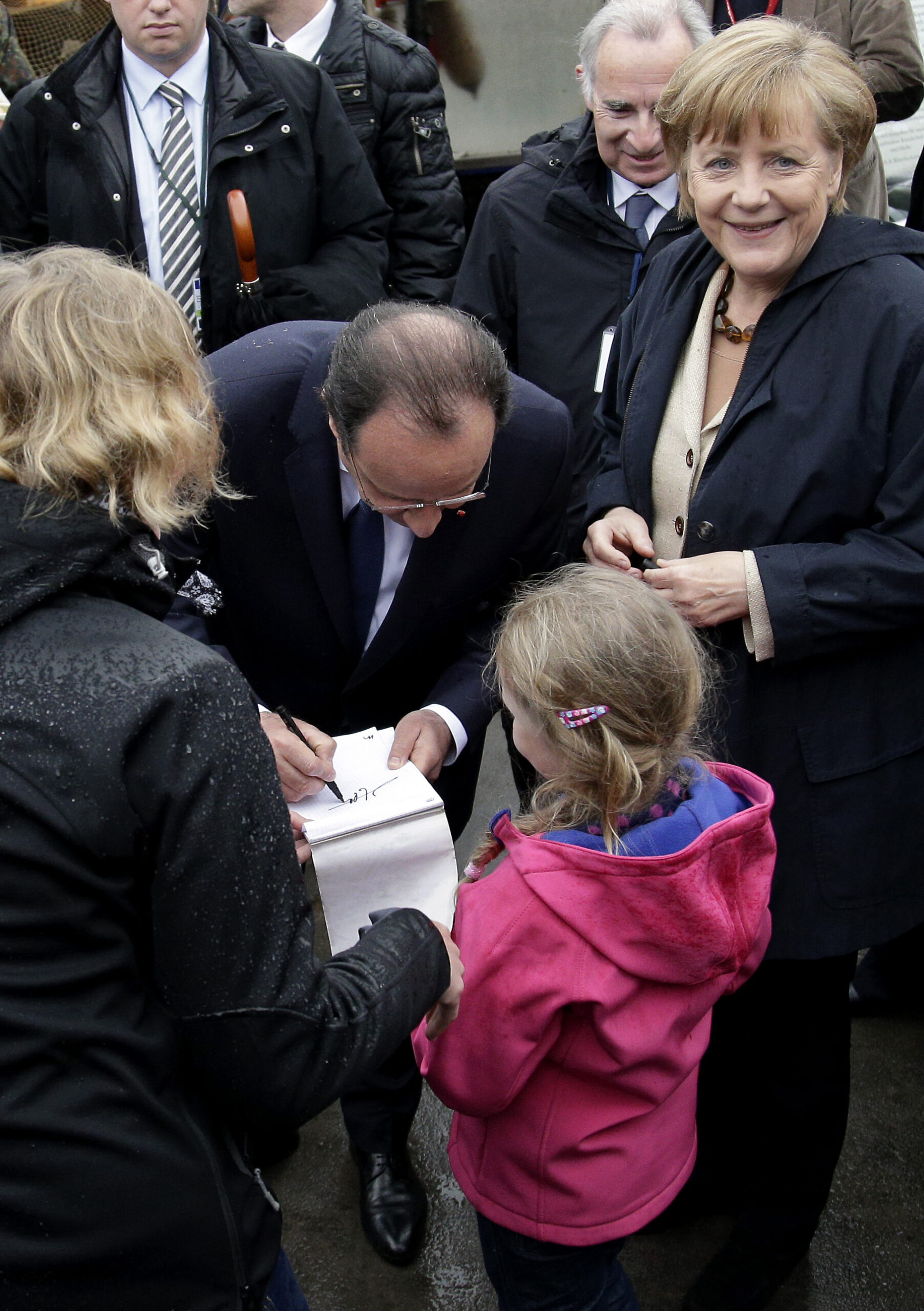 Germany, France press Putin to help calm Ukraine
