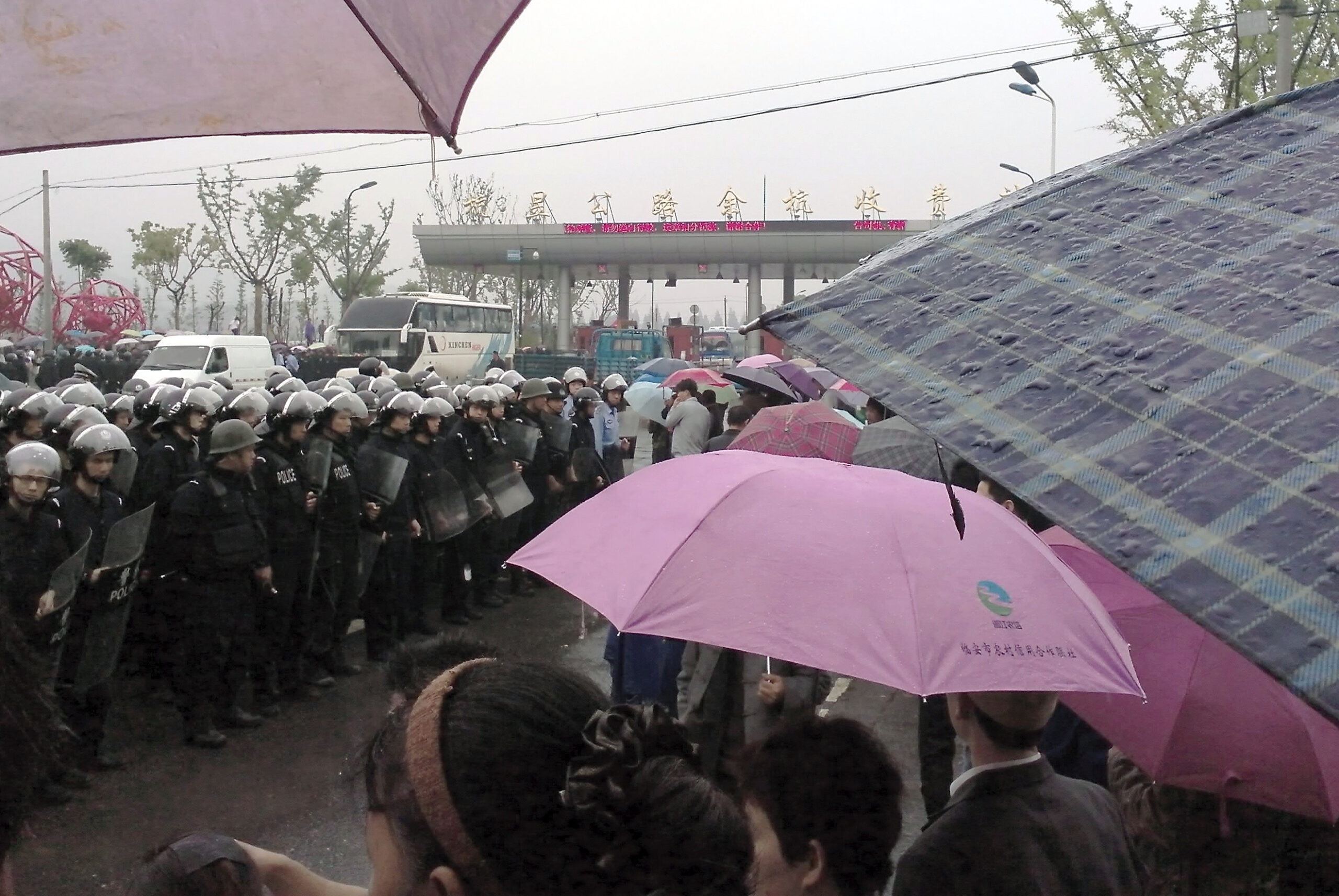 China police arrest 60 in environmental protest