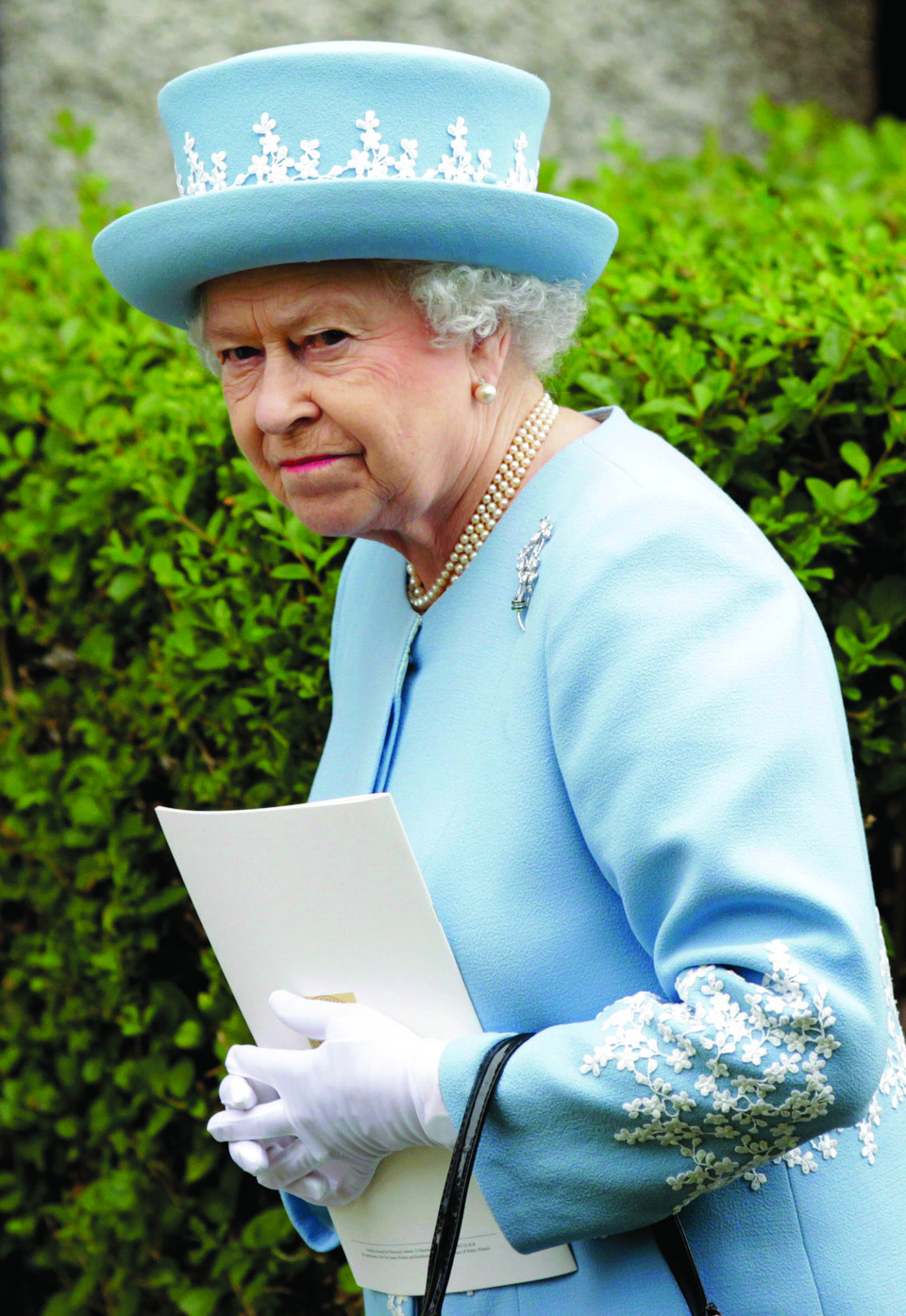 Queen, ex-IRA chief face N.Ireland peace milestone
