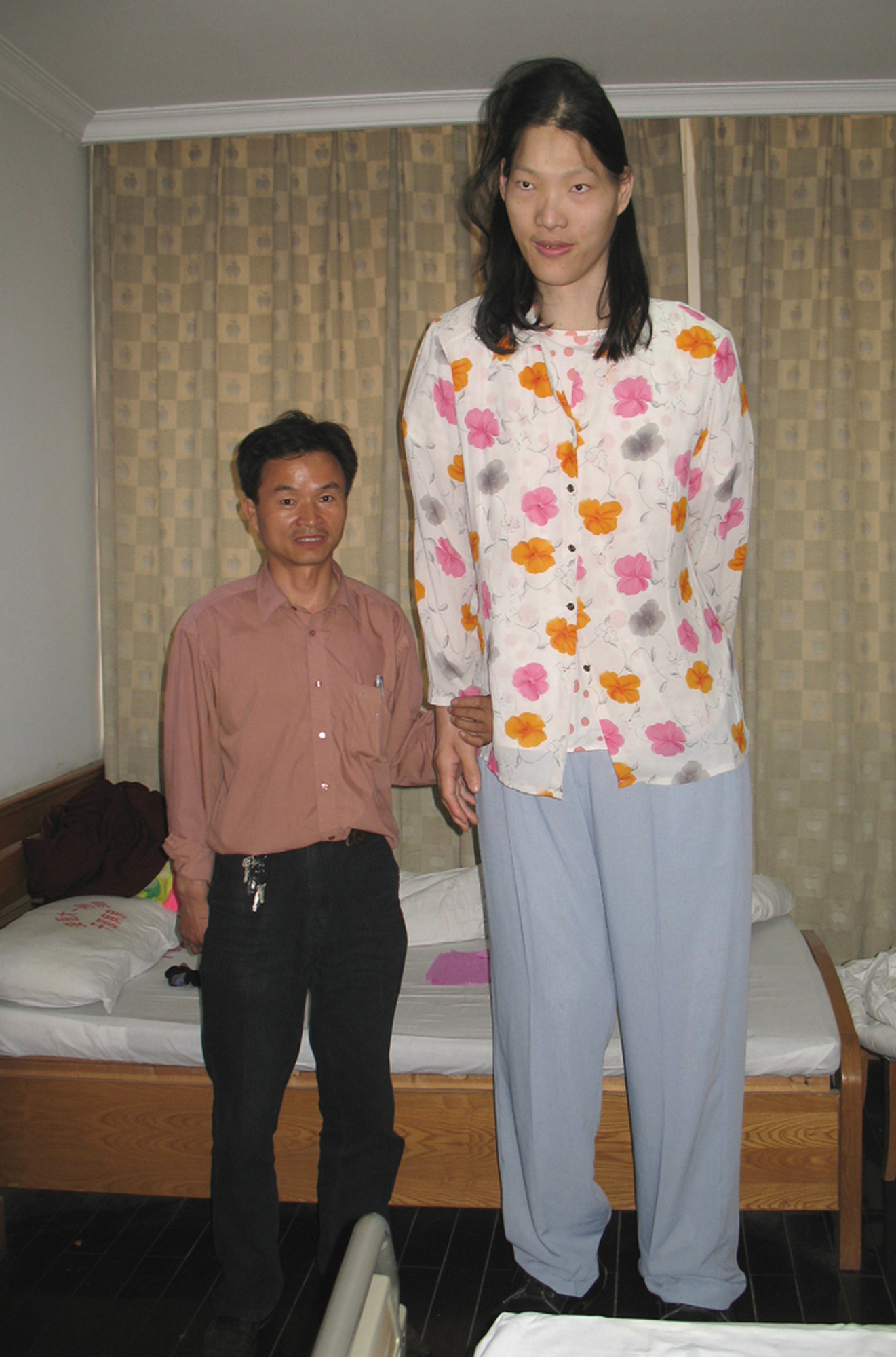 World’s tallest woman dies in China at age 39