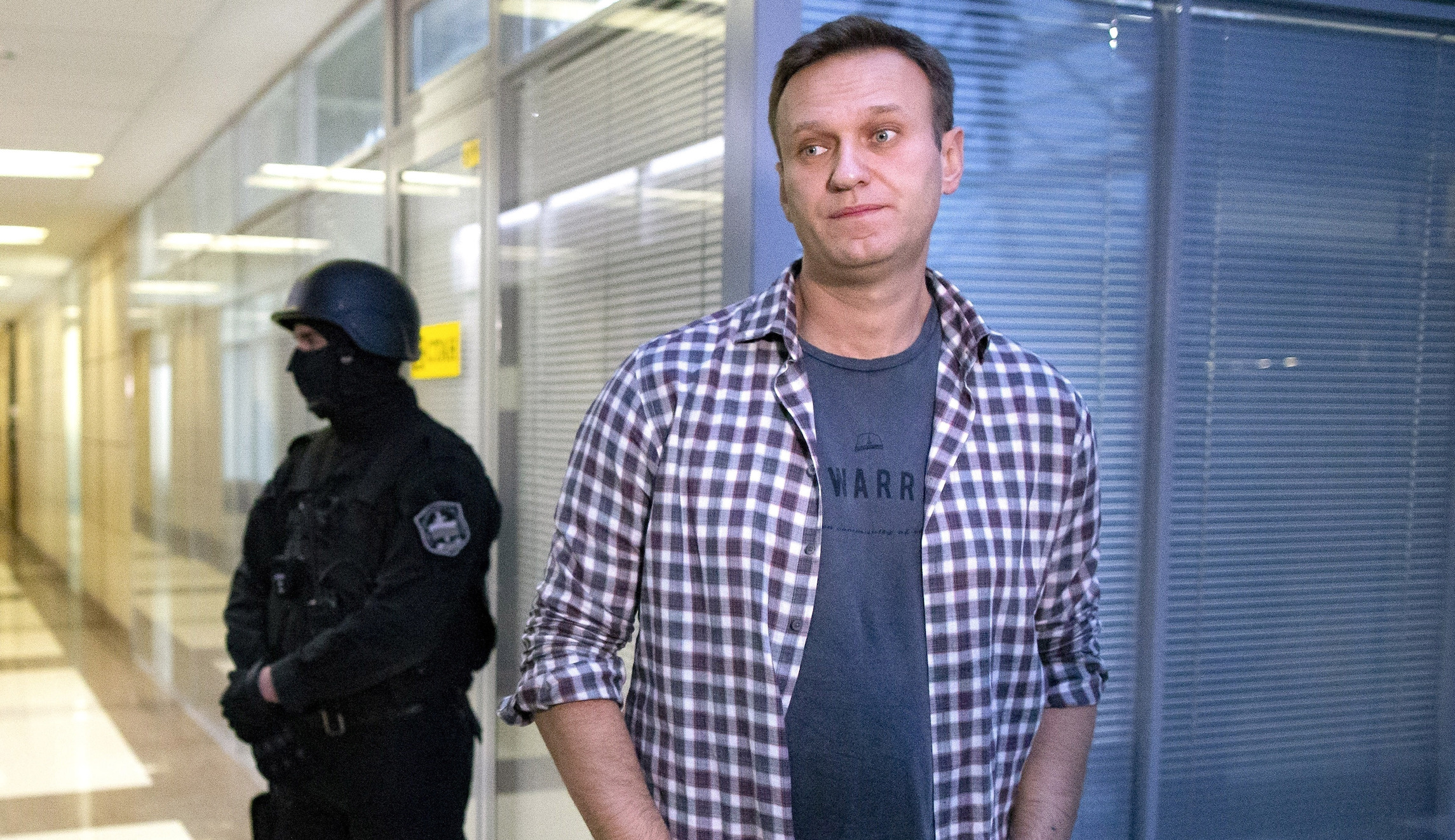 Russia threatens to jail Kremlin critic Alexei Navalny if he does not immediately return