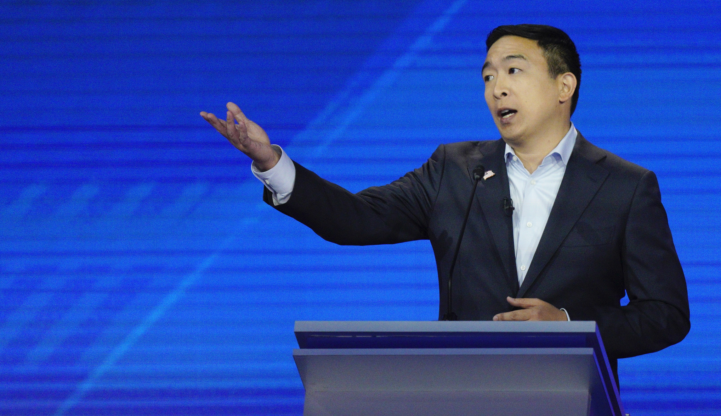 Andrew Yang hoops with Georgetown students ahead of climate change forum