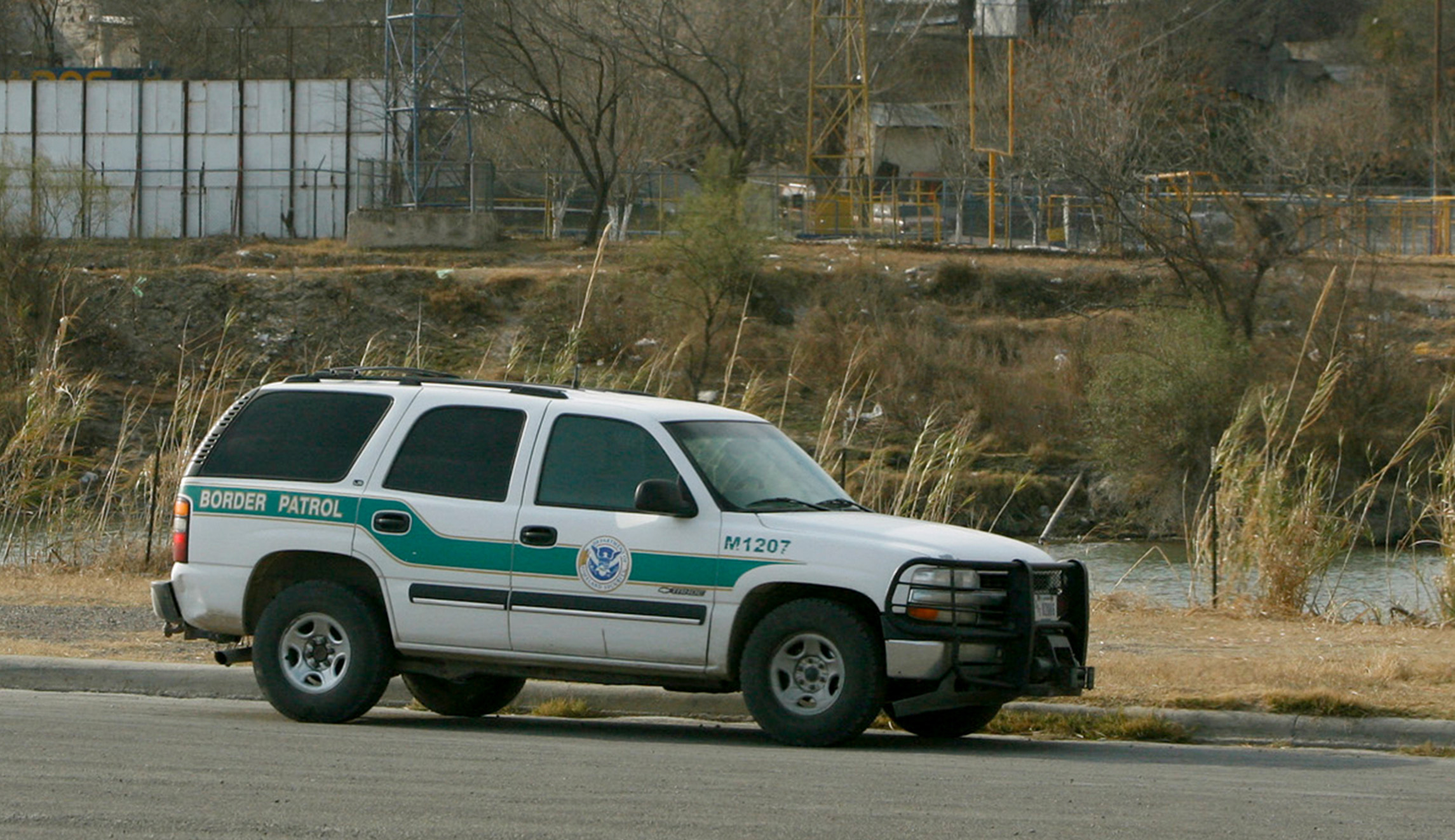 ‘Show of force’: 100 vehicles line one mile of Texas border to deter caravan on other side