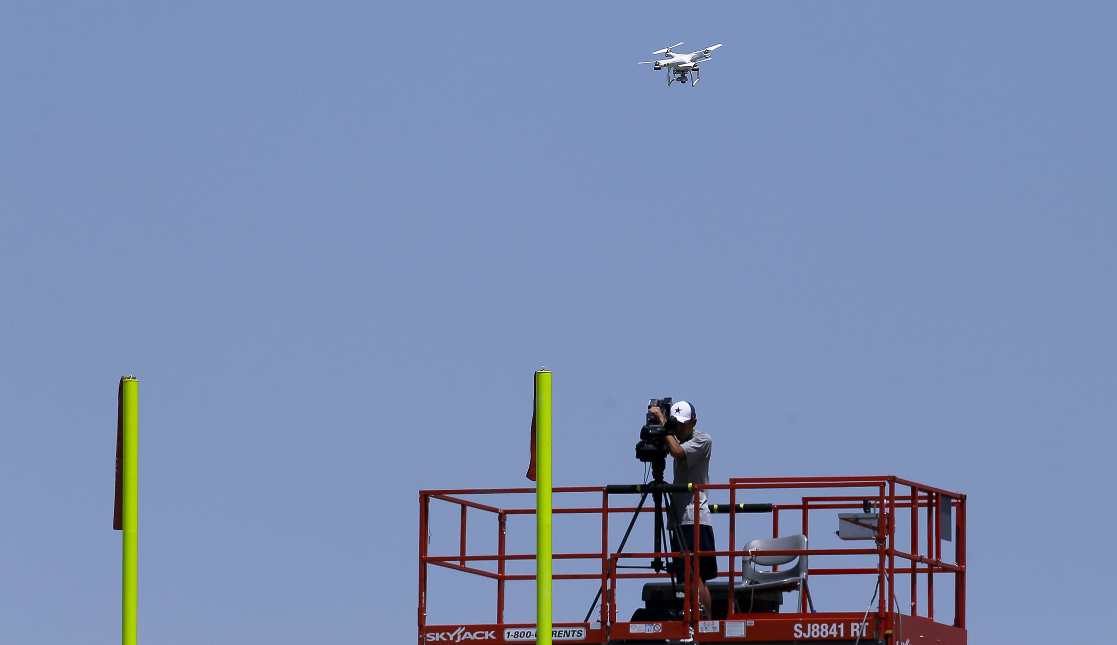 NFL sees drones as rising threat to security, urges Congress to regulate