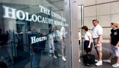 Bipartisan congressional group to lead private tour of Holocaust Memorial Museum