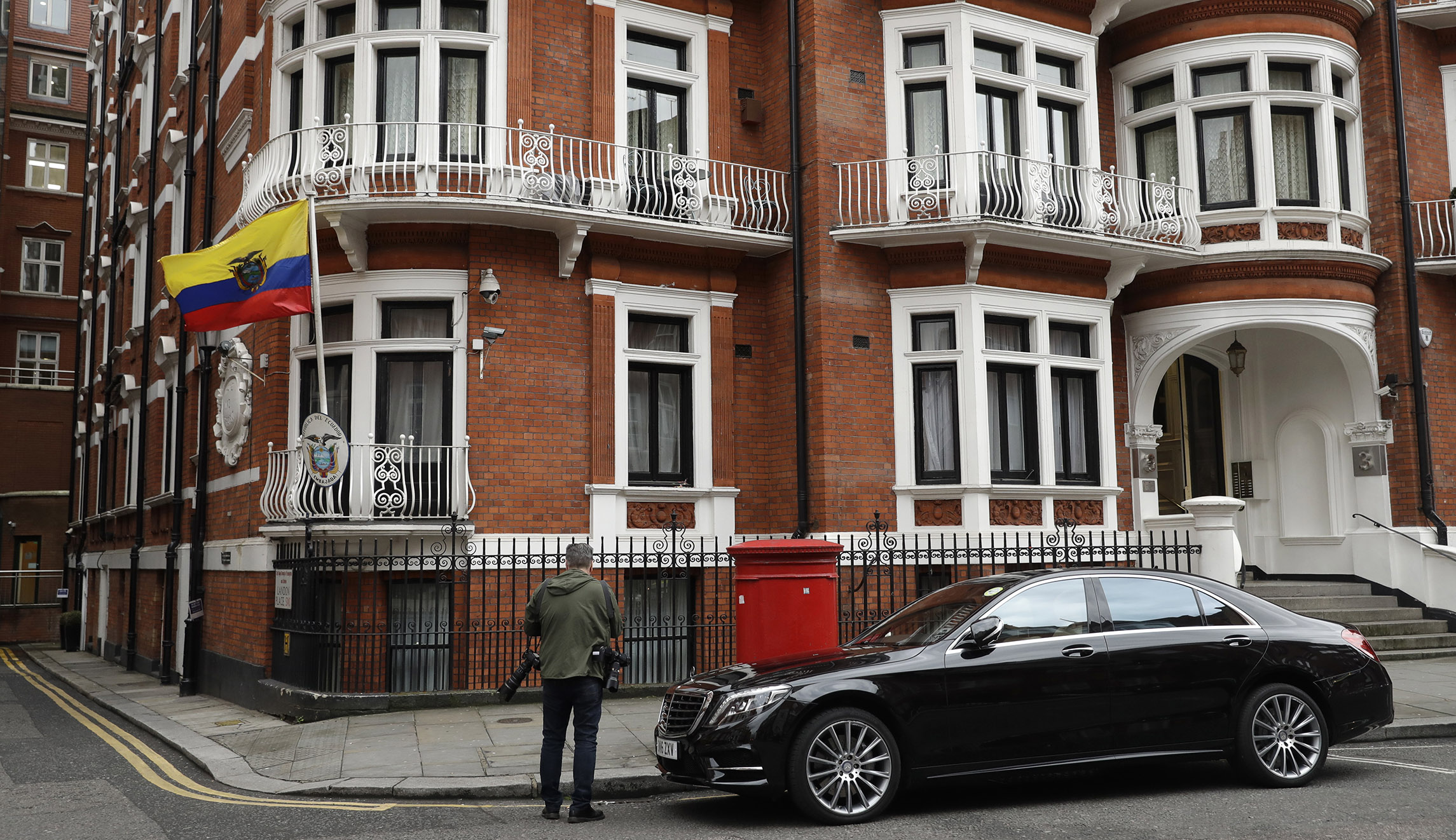 Ecuadorian Embassy security guard broke protocol to receive package from masked man before major WikiLeaks dump