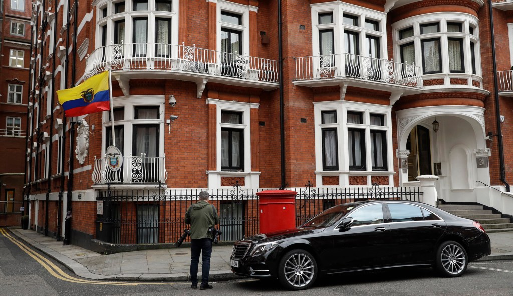 Ecuadorian Embassy security guard broke protocol to receive package from masked man before major WikiLeaks dump