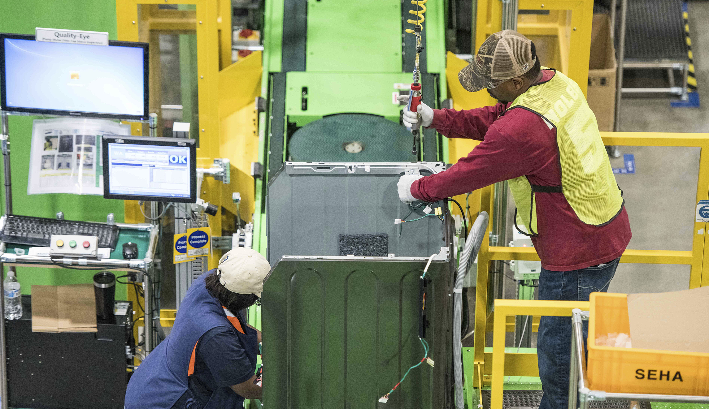 Manufacturing hiring rises to highest level since before the recession