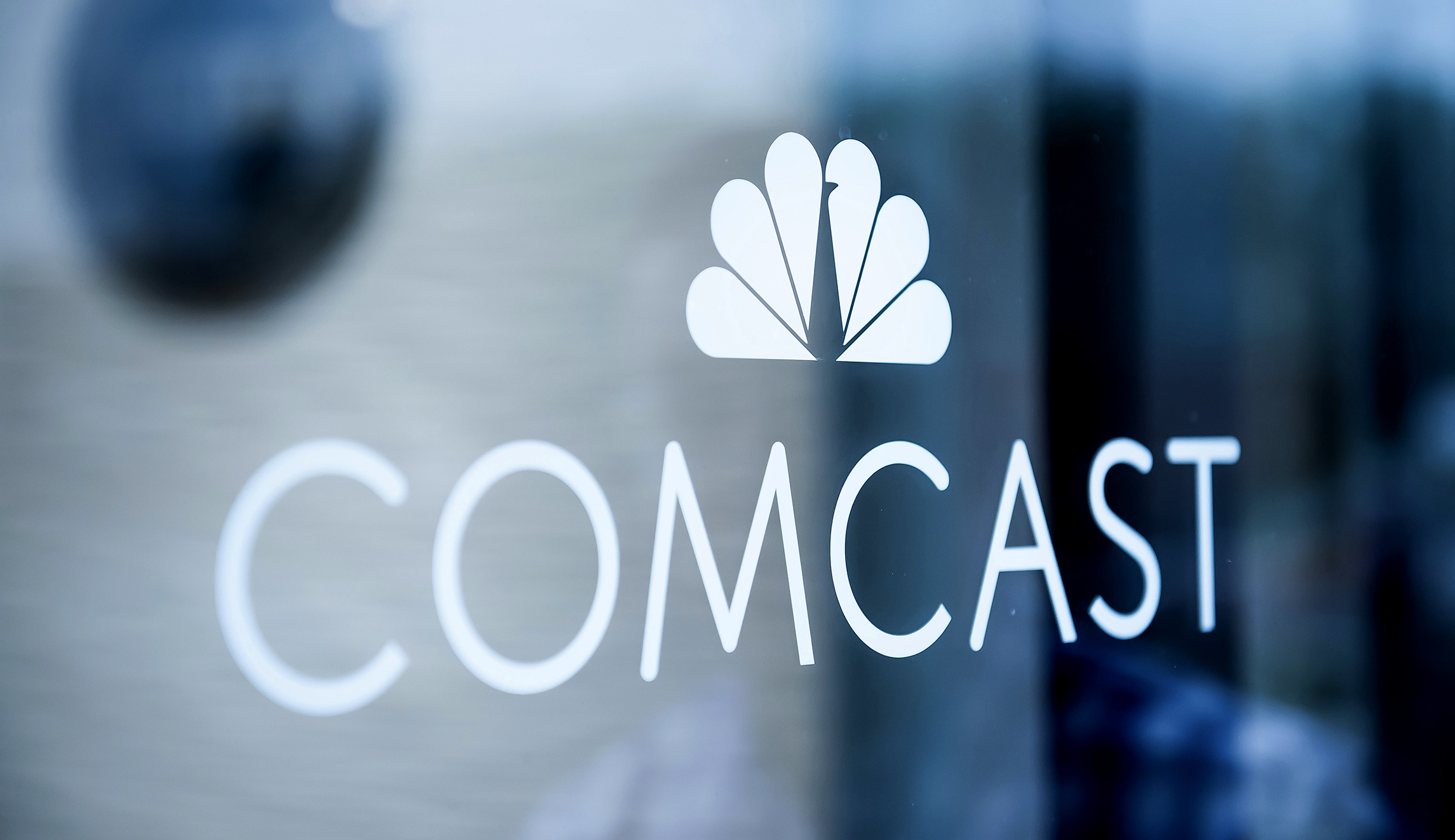 Comcast outspends Fox in bid for European broadcaster Sky