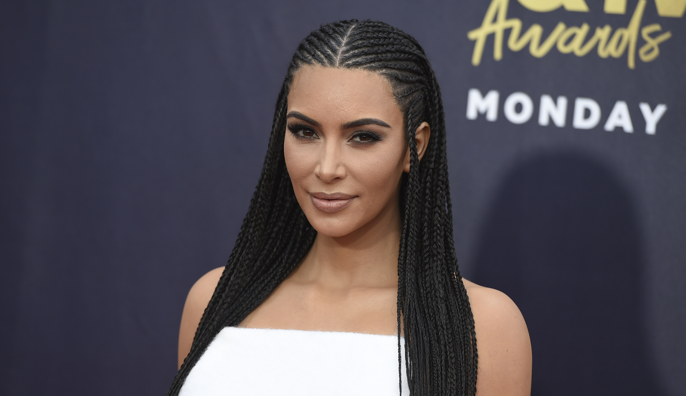 Kim Kardashian visits Oval Office with ex-judge who asks Trump to reverse life sentence he issued
