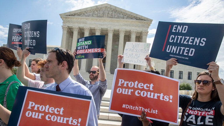 White House moving rapidly to prepare for Supreme Court battle