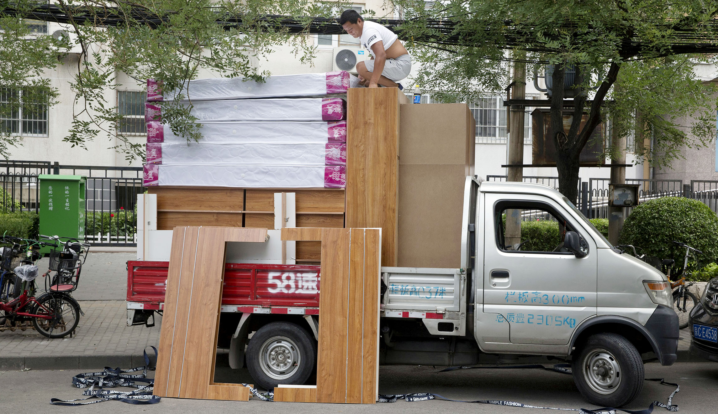 US moves to impose tariffs on Chinese kegs, mattresses