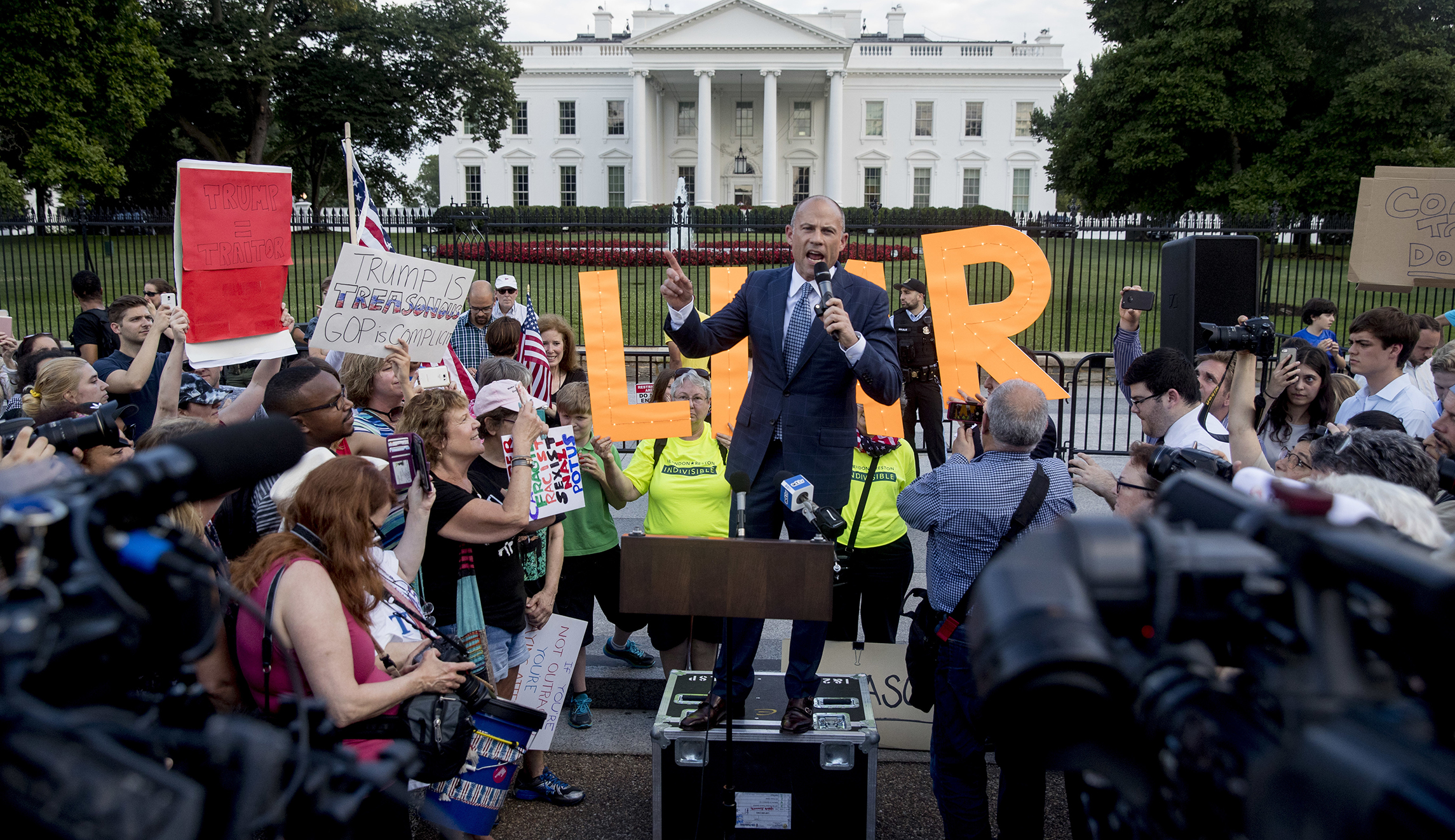 Michael Avenatti to attend Iowa Democratic event favored by serious presidential hopefuls