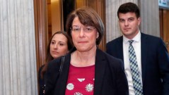 Klobuchar 2020 campaign struggles to hire amid claims she mistreats staff