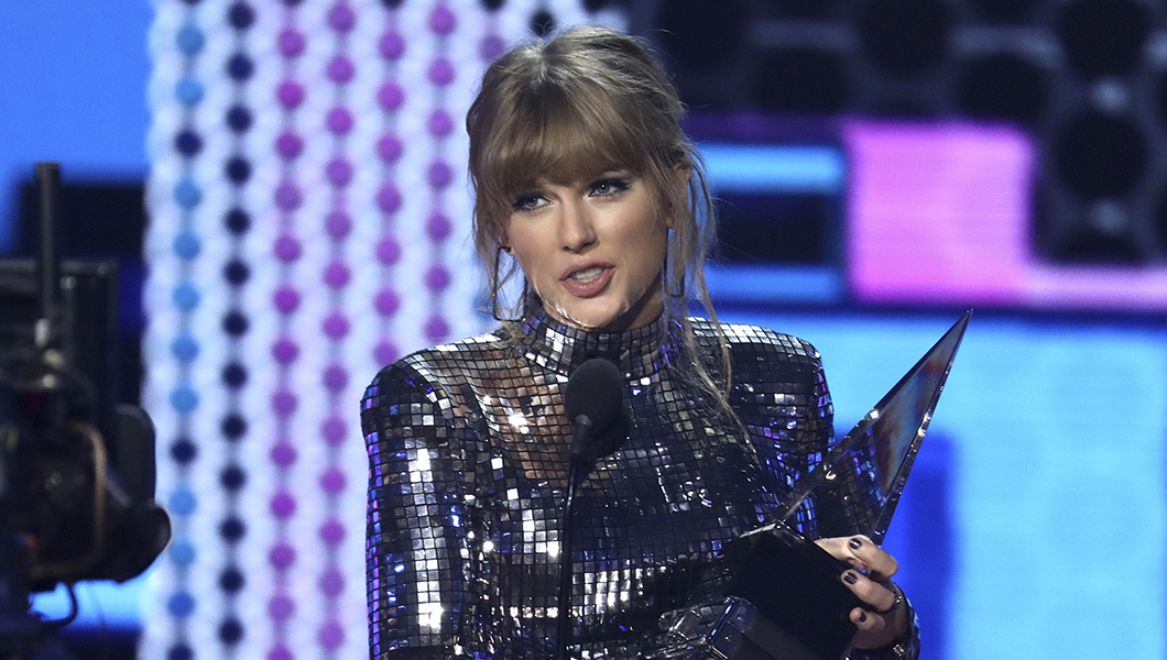 Taylor Swift encourages followers to vote early