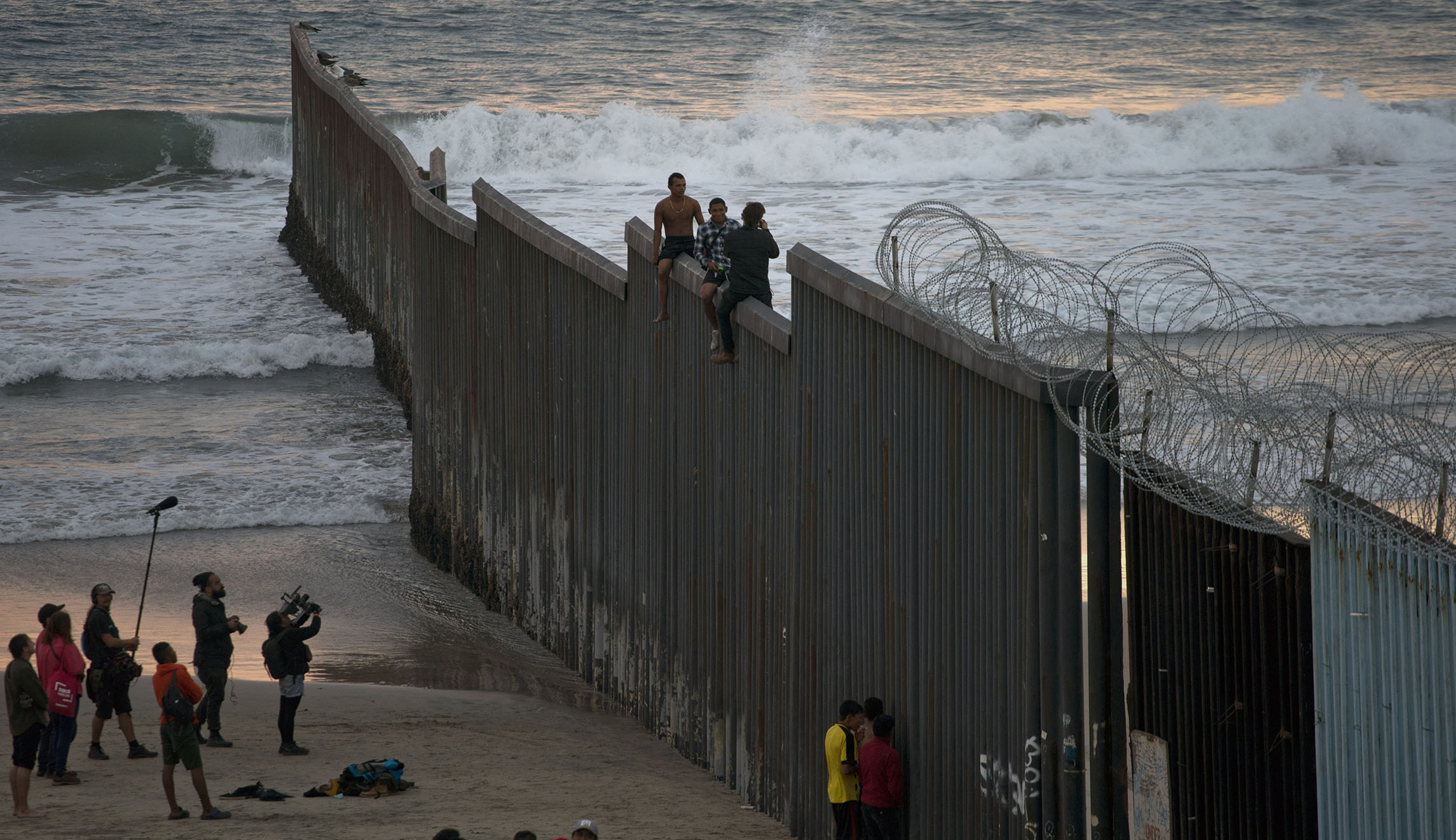 Trump threatens to close the southern border due to caravan threat