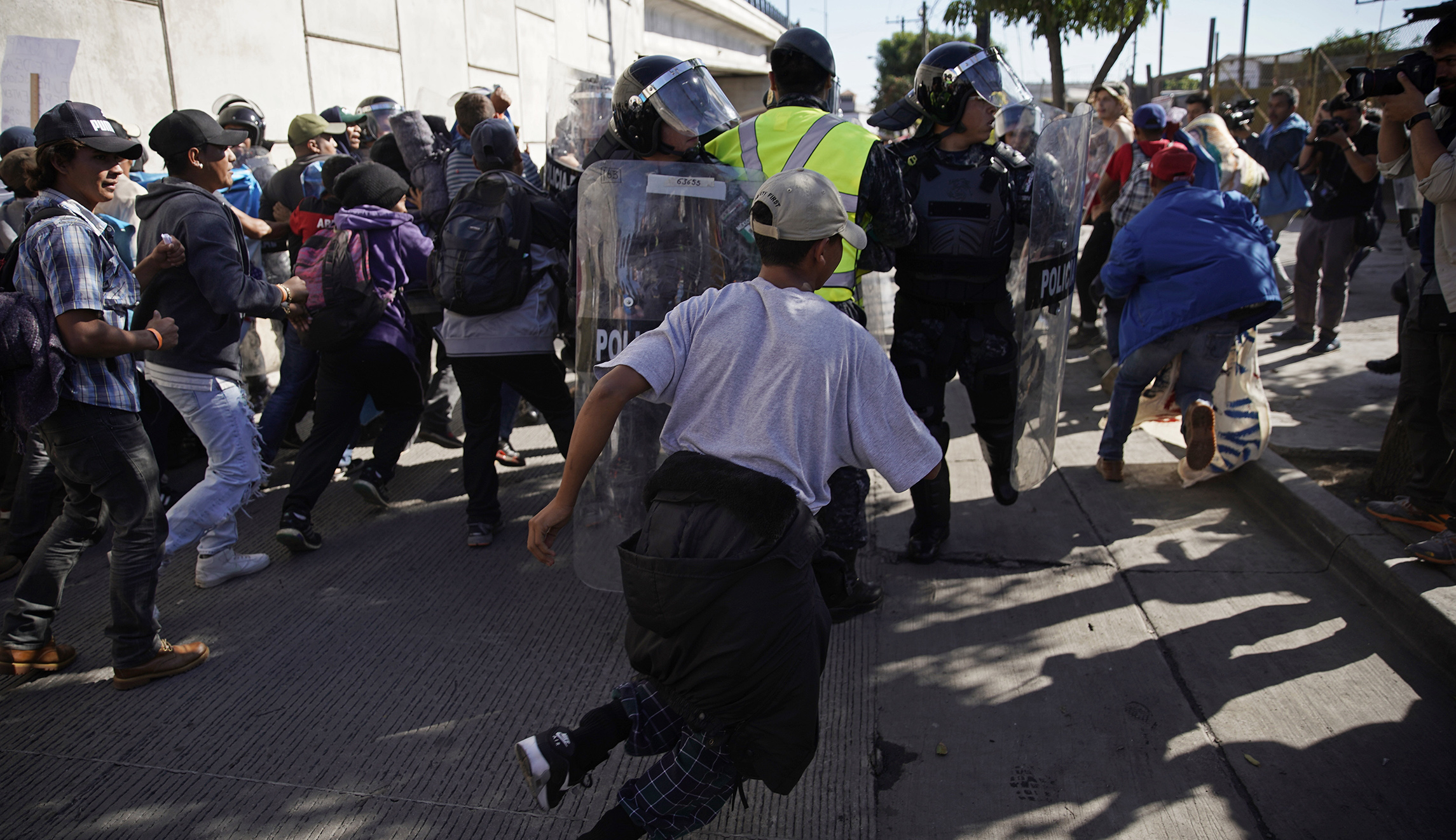 Hundreds of migrants rush California port of entry