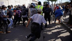 Hundreds of migrants rush California port of entry