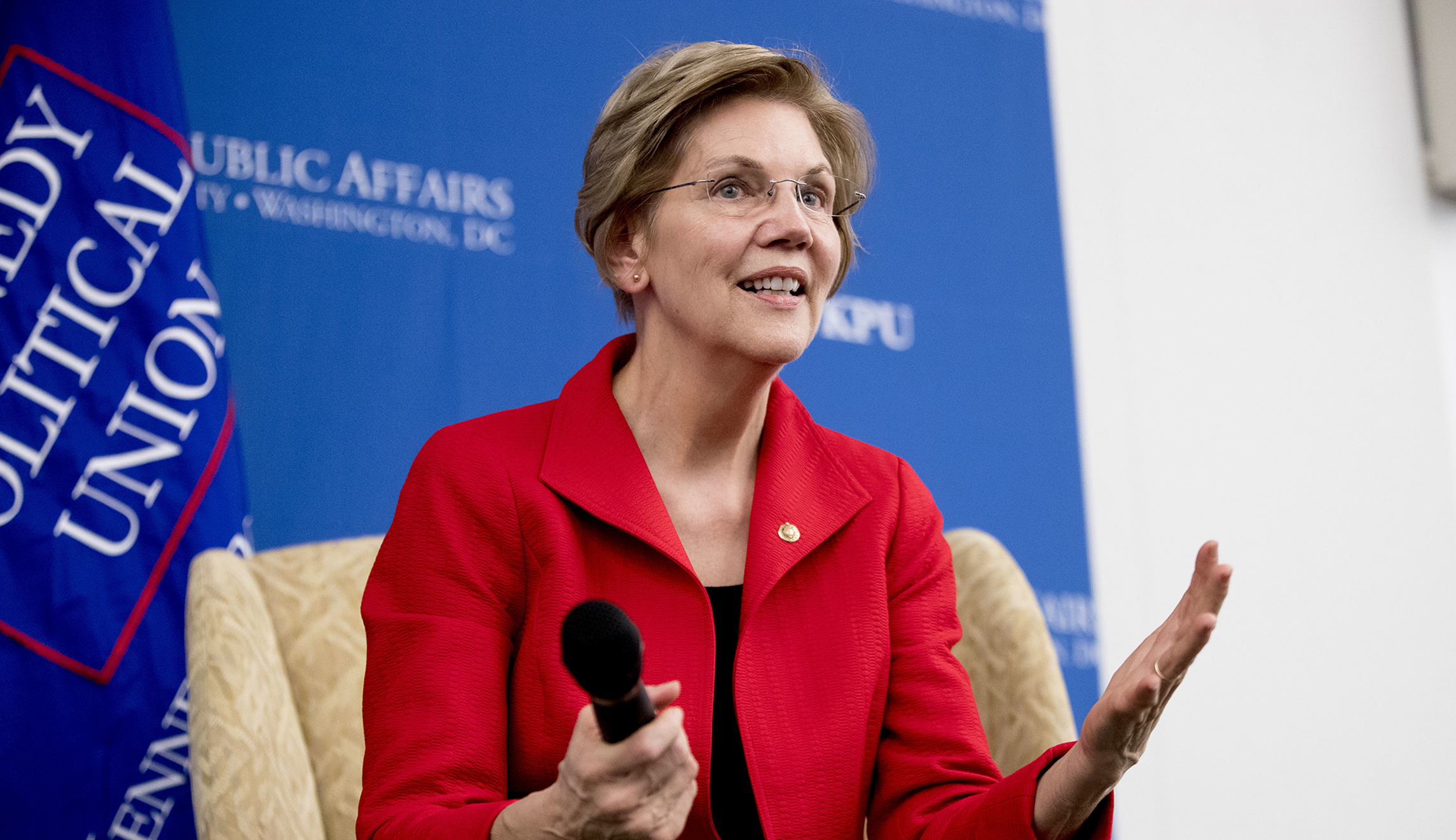 Elizabeth Warren goes first on foreign policy and serves as a warning to the rest