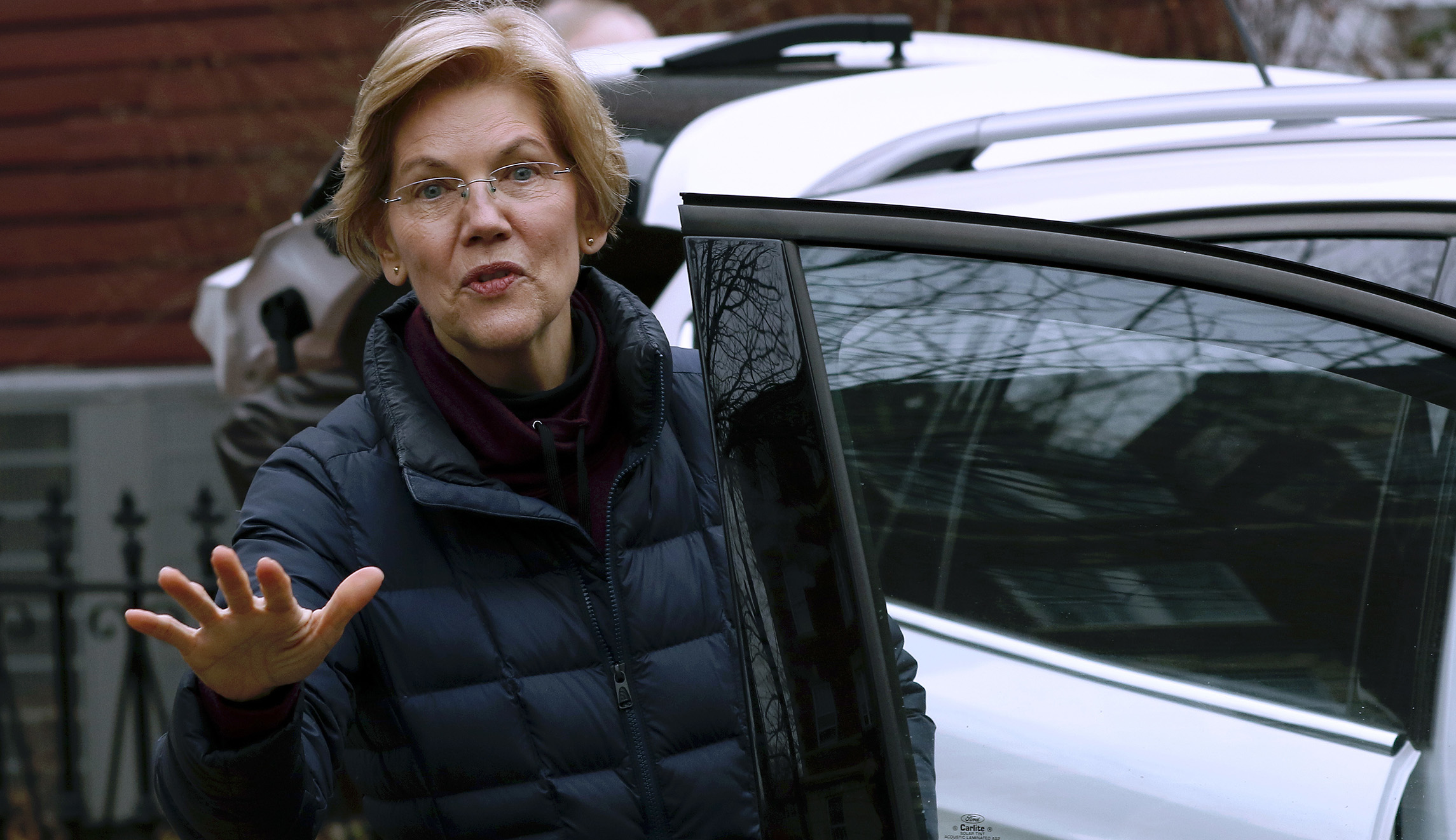 Elizabeth Warren begins courting Iowa voters as Democrats target 2020